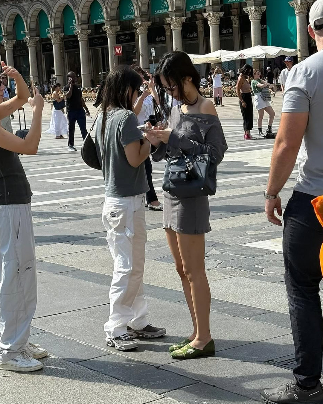 제니 일상 속 가방🖤🧡에르메스백 밀라노 두오모 광장 속 목격된 일상룩🇮🇹화제의 버킨백, 무엇??  제니가 선택한 에르메스백과 롱슬리브 드레스 조합을 알려드립니다.  1. 에르메스 버킨 카고 백 고급스러운 가죽에 실용적인 캔버스 포켓을 더해 기존 버킨의 무게감을 덜어주는 캐주얼 무드 아이템입니다. 두오모 광장 속에서 제니의 편안한 코디 속에서 절묘한 클래식함을 보여줍니다.  2. KNWLS 에이스 롱슬리브 드레스 어깨를 자연스럽게 드러낸 KNWLS 드레스는 짧은 기장과 애쉬 그레이 컬러로 제니 특유의 무심한 분위기를 살립니다. 여기에 그린 플랫 슈즈로 룩에 의외의 리듬을 더해 매력을 추가했습니다. 이미지