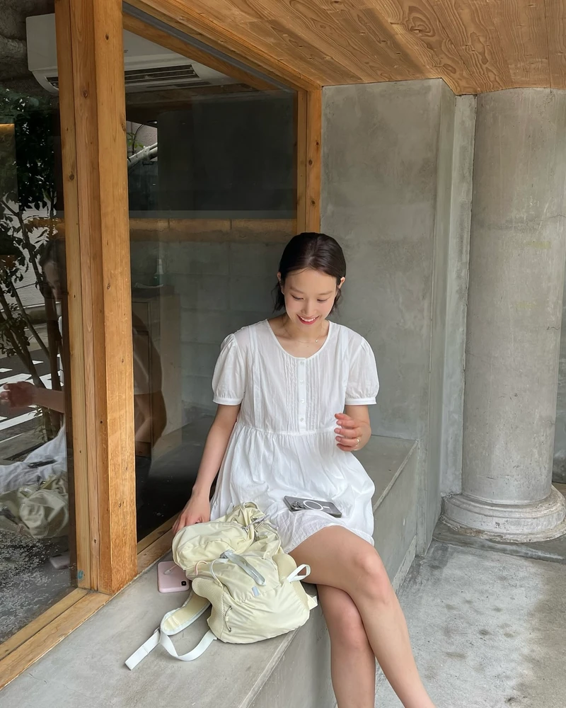 학생만 백팩 쓴다고 누가 그래요?🙂↔️
어른들도 백팩 못잃어🤦🏻♀️🎒실용美 가득한 백팩 찾는 분 모이세요
가성비부터 럭셔리까지, 데일리 백팩 찾고 있다면 참고해 보세요.
1. 몽벨 버사라이트 팩 20L, 9만 원대
차정원이 선택한 백팩은 초경량 소재로 가볍고, 가슴 스트랩과 탈착형 허리벨트로 무게 분산과 흔들림을 방지해 줍니다. 상단 뚜껑은 수납 봉투로 활용 가능하며, 아웃도어 활동은 물론 일상 속 데일리룩에도 잘 어울리는 실용적인 아이템입니다.
2. 미닛뮤트 바스크 백팩 11L, 14만 원대
장희령이 든 백팩은 생활 방수가 가능한 내구성 높은 소재에, 은은한 도비 패턴이 더해진 감각적인 아이템입니다. 스포티한 무드와 캐주얼한 감성이 조화를 이뤄 스포츠 활동부터 데일리룩까지 활용 가능한 아이템입니다.
3. 루이비통 소호 미니, 300만 원대
신시아가 착용한 가방은 견고한 모노그램 캔버스와 고급스러운 가죽 소재가 믹스된 디자인으로, 스트랩 길이 조절과 탈부착이 가능해 투웨이로 연출이 가능합니다. 올블랙 룩에 매치하면 시크하면서도 세련된 분위기를 만들어줍니다.
4. 라츠유 노스탤지어 츄비 백팩, 12만 원대
권은비가 착용한 미니 사이즈 백팩은 브랜드 심볼 금형 장식과 포켓 디테일과 은은한 광택의 폴리 원단과 볼드한 플라워 패턴이 포인트입니다. 화이트 레이스 블라우스와 리본 볼캡과 매치해 발랄하고 사랑스러운 무드를 연출했습니다. 이미지3