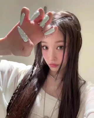 이번에는 립 정보 낋여왔슨💄 이러다 애니랑 넷플릭스 비밀번호 공유하는건 아닌지...🫠🤍 평소 애니가 자주 바르는 립 제품들, 지금 소개해드릴게요. 1. 바닐라코 스머징 립펜슬, 1만 원대 립 라인부터 베이스, 치크까지 다양하게 활용되는 멀티 립 펜슬입니다. 2. 3ce 샤인 리플렉터, 2만 원대 입술에 수분과 광택을 더해주며, 주름과 각질을 커버해주는 립 틴트입니다. 3. 롬앤 래스팅 틴트 누카다미아, 9천 원대 입술에 맑은 광택과 생기를 더하고, 컬러를 최대 12시간 유지해주는 틴트입니다. 4. 라네즈 글레이즈 크레이즈 립 세럼 슈가 글레이즈, 2만 원대 세럼 글로우가 컨디션을 개선하고, 유리알 광택과 레이어링을 더해주는 립 세럼입니다. 5. 비디비치 베니 더 멜팅 밤 브라운, 1만 원대 유리알처럼 맑고 투명한 광을 더해주는 고보습 립밤입니다. 6. 샬롯 틸버리 립스틱& 라이너, 7만 원대 최대 6시간 이상 지속되며 촉촉하면서도 오래가는 매트 컬러를 표현해주는 립스틱입니다. 이미지