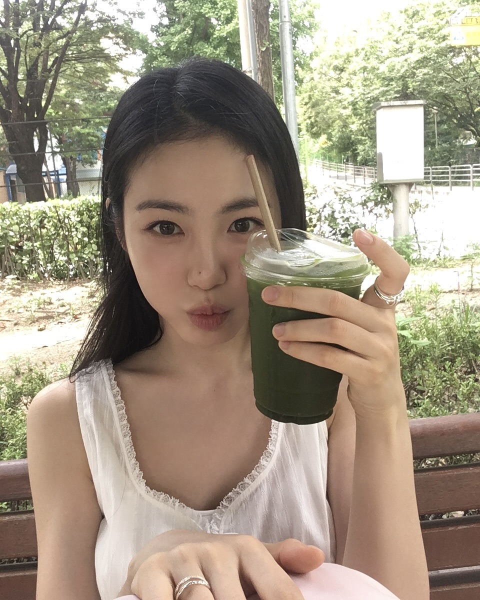 화이트 민소매 이렇게 예뻐도 되나🤍 오늘 이렇게 입으면 하룰라라 갈 것만 같은 기분이야😶‍🌫️☁️ 이미지