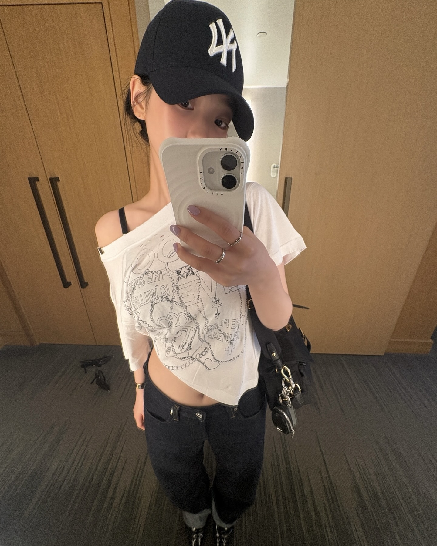 청바지 카리나처럼 입어볼까?👀
부츠컷 데님도 와이드 데님도 다 감다살이다💙

카리나가 선택한 청바지로 여름 데님 코디 시도해보세요.

카리나는 시티즌오브휴머니티의 와이드 데님에 블랙 슬리브리스를 입고, 스쿨 브랜드의 티셔츠를 레이어드했습니다. 엠엘비 볼캡과 프라다 리나일론 숄더백으로 캐주얼한 분위기를 연출했습니다.

두 번째 스타일링은 같은 데님에 벨트를 매치해 허리 라인을 강조했습니다. 그리고 본봄의 블랙 티셔츠로 미니멀한 무드를 더했고, 젠틀몬스터 선글라스를 머리에 끼워 시크하게 연출했습니다.

마지막 룩은 게스의 원워시 뉴 슬림 부츠컷 데님에 윤세의 컷아웃 슬리브리스 블랙탑을 매치한 조합입니다. 여기에 프라다의 라탄 미니 버킷백을 들어 여름 무드를 완성했습니다. 이미지
