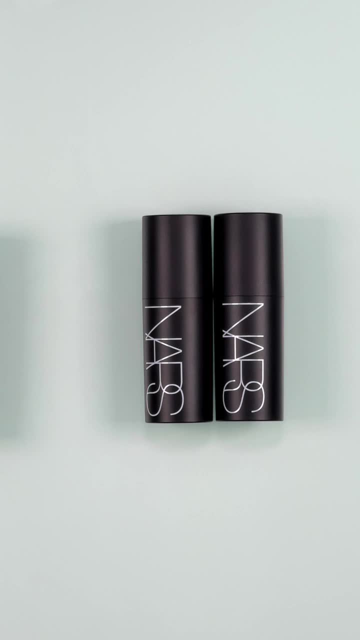 단 몇 분만에💄완성하는 메이크업 셋 다 해결하는 단 하나의 립스틱💋🖤나스 멀티플  나스 ‘멀티플’로, 모노크롬 메이크업을 쉽게 완성하세요.  나스는 1994년 전설적인 프랑스 메이크업 아티스트 프랑수아 나스에 의해 시작된 브랜드로, ‘메이크업은 자기 표현의 수단’이라는 철학을 바탕으로 창조적인 뷰티 문화를 이끌어왔습니다. ‘멀티플' 역시 나스가 추구하는 아름다움의 자유와 경계 없는 활용성을 가장 잘 보여주는 대표 아이템입니다.  1. 섹스어필 나스의 오랜 베스트셀러로, 피부에 얇고 은은한 살구빛을 더한 라이트 소프트 피치 톤이 특징입니다. 부드러운 텍스처와 자연스러운 피니시를 자랑합니다. 특히 C존과 광대 중앙에 레이어링할 경우 자연광에 은은하게 반사되는 소프트 글로우 효과가 인상적입니다.  2. 비헤이브 잔잔한 장미 빛이 감도는 부드로운 소프트 핑크 톤으로, 웜톤과 쿨톤 모두에게 안정적으로 어울리는 컬러입니다. 입술의 혈색을 살려주며, 아이섀도우로 톡톡 두드리면 깊이 있는 음영을 연출할 수 있습니다. 치크에 사용하면 말간 장밋빛 뺨이 자연스럽게 표현됩니다.  3. 오르가즘 크레이브 피치 빛이 감도는 핑크에 골드 쉬머를 더한 톤으로, 얼굴 전체에 생기를 부여하고 입체감을 강조합니다. 특히 햇빛 아래나 플래시를 받았을 때 피부에 맺히는 반짝임이 뛰어나, 촬영용 메이크업이나 이벤트 룩에 강한 존재감을 발휘합니다. 이미지