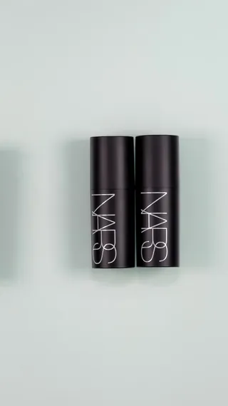 단 몇 분만에💄완성하는 메이크업
셋 다 해결하는 단 하나의 립스틱💋🖤나스 멀티플
나스 ‘멀티플’로, 모노크롬 메이크업을 쉽게 완성하세요.
나스는 1994년 전설적인 프랑스 메이크업 아티스트 프랑수아 나스에 의해 시작된 브랜드로, ‘메이크업은 자기 표현의 수단’이라는 철학을 바탕으로 창조적인 뷰티 문화를 이끌어왔습니다. ‘멀티플' 역시 나스가 추구하는 아름다움의 자유와 경계 없는 활용성을 가장 잘 보여주는 대표 아이템입니다.
1. 섹스어필
나스의 오랜 베스트셀러로, 피부에 얇고 은은한 살구빛을 더한 라이트 소프트 피치 톤이 특징입니다. 부드러운 텍스처와 자연스러운 피니시를 자랑합니다. 특히 C존과 광대 중앙에 레이어링할 경우 자연광에 은은하게 반사되는 소프트 글로우 효과가 인상적입니다.
2. 비헤이브
잔잔한 장미 빛이 감도는 부드로운 소프트 핑크 톤으로, 웜톤과 쿨톤 모두에게 안정적으로 어울리는 컬러입니다. 입술의 혈색을 살려주며, 아이섀도우로 톡톡 두드리면 깊이 있는 음영을 연출할 수 있습니다. 치크에 사용하면 말간 장밋빛 뺨이 자연스럽게 표현됩니다.
3. 오르가즘 크레이브
피치 빛이 감도는 핑크에 골드 쉬머를 더한 톤으로, 얼굴 전체에 생기를 부여하고 입체감을 강조합니다. 특히 햇빛 아래나 플래시를 받았을 때 피부에 맺히는 반짝임이 뛰어나, 촬영용 메이크업이나 이벤트 룩에 강한 존재감을 발휘합니다. 이미지