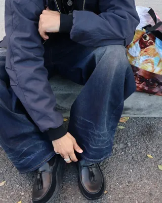 올해 스니커 시장을 강타한 구동화 트렌드
호카의 기술력과 감성이 만난 스피드 로퍼, 두 가지 컬러웨이 공개 👞
올해 1월 스피드 로퍼를 통해 구동화 트렌드를 장악한 호카, 이번엔 가을 감성을 담은 두 가지 컬러를 선보입니다. 크림과 브라운 컬러를 바탕으로, 로퍼 특유의 단정한 실루엣을 살려 세련된 디자인을 완성했습니다.
아웃솔은 호카 트레일 러닝화 기술을 적용해 가볍고 안정적인 착화감을 제공합니다. 디자인과 기능을 모두 갖춘 이번 모델은 8월 8일 출시 예정입니다. 이미지