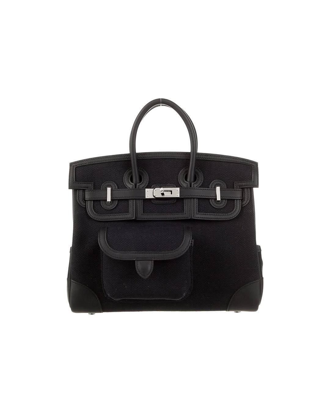 제니 일상 속 가방🖤🧡에르메스백
밀라노 두오모 광장 속 목격된 일상룩🇮🇹화제의 버킨백, 무엇??

제니가 선택한 에르메스백과 롱슬리브 드레스 조합을 알려드립니다.

1. 에르메스 버킨 카고 백
고급스러운 가죽에 실용적인 캔버스 포켓을 더해 기존 버킨의 무게감을 덜어주는 캐주얼 무드 아이템입니다. 두오모 광장 속에서 제니의 편안한 코디 속에서 절묘한 클래식함을 보여줍니다.

2. KNWLS 에이스 롱슬리브 드레스
어깨를 자연스럽게 드러낸 KNWLS 드레스는 짧은 기장과 애쉬 그레이 컬러로 제니 특유의 무심한 분위기를 살립니다. 여기에 그린 플랫 슈즈로 룩에 의외의 리듬을 더해 매력을 추가했습니다. 이미지