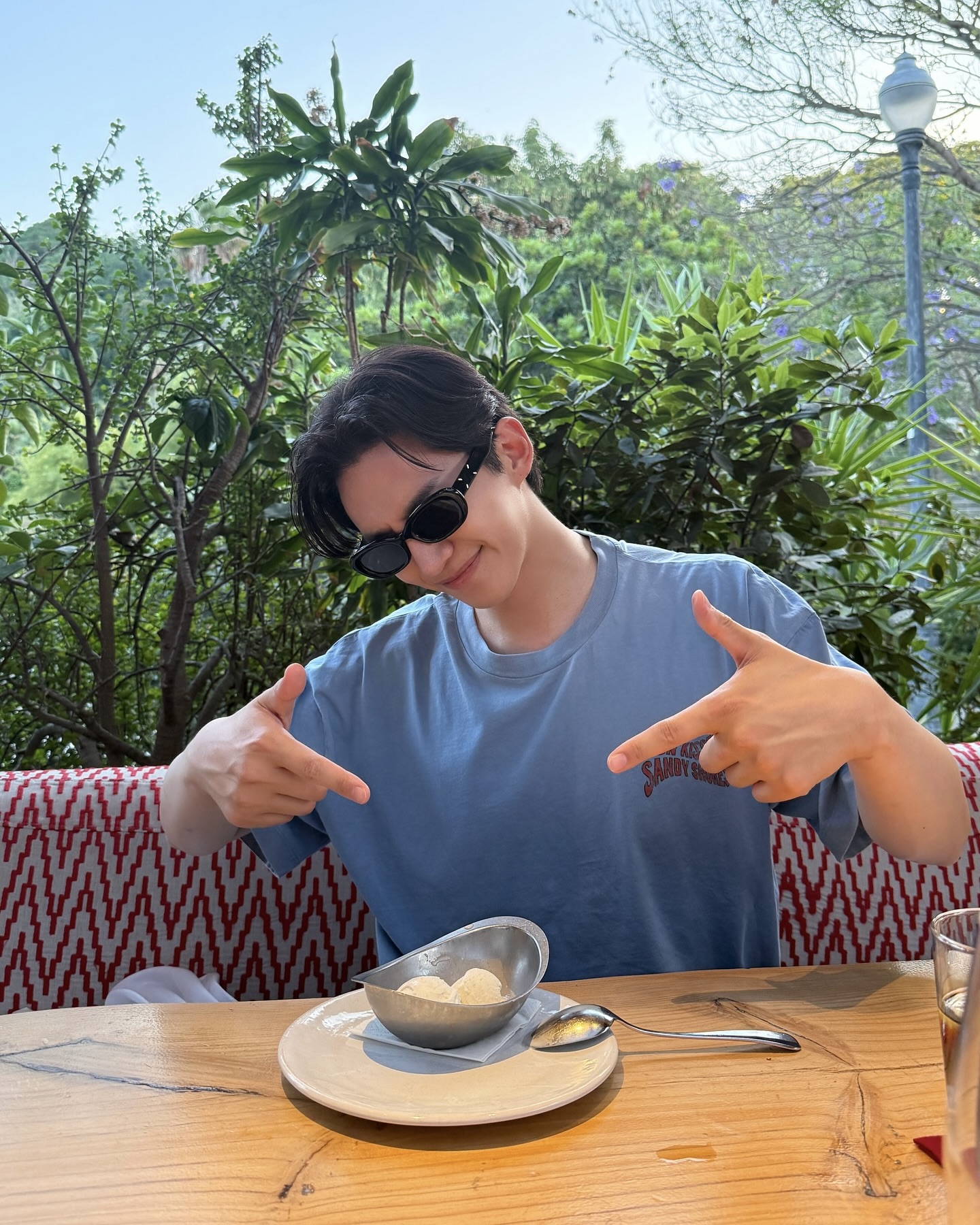 코디를 한 단계 업그레이드하는 법
평범한 일상에 특별함을 더해주는 이준호의 아이템 2가지 😎
배우 이준호의 사복 패션 속, 룩의 완성도를 높여주는 두 가지 아이템을 소개합니다.
1. 자라 워싱 프린트 티셔츠
자연스러운 워싱 디테일과 빈티지한 무드의 프린팅이 돋보이는 티셔츠입니다. 앞면과 뒷면에 더해진 감각적인 그래픽이 평범한 룩에 확실한 포인트가 되어, 힙하고 자유로운 스타일을 연출합니다.
2. 젠틀 몬스터 x 메종 마르지엘라 MM207
볼드한 스퀘어 프레임이 얼굴 윤곽에 선명한 입체감을 제공하는 선글라스입니다. 템플에 위치한 메종 마르지엘라의 스티치 디테일은 강렬한 디자인과 함께 도시적인 세련미를 극대화합니다. 이미지5