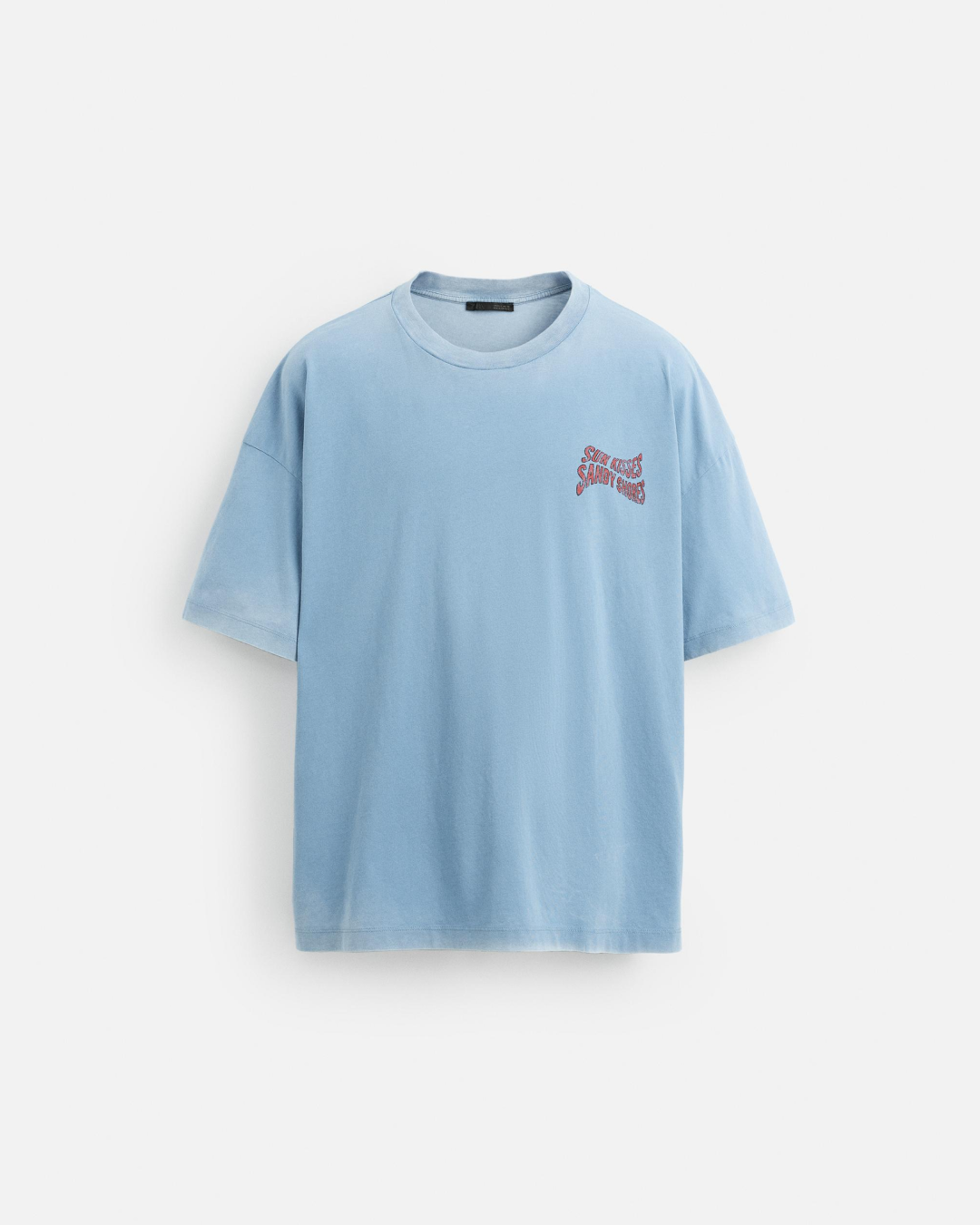 코디를 한 단계 업그레이드하는 법
평범한 일상에 특별함을 더해주는 이준호의 아이템 2가지 😎
배우 이준호의 사복 패션 속, 룩의 완성도를 높여주는 두 가지 아이템을 소개합니다.
1. 자라 워싱 프린트 티셔츠
자연스러운 워싱 디테일과 빈티지한 무드의 프린팅이 돋보이는 티셔츠입니다. 앞면과 뒷면에 더해진 감각적인 그래픽이 평범한 룩에 확실한 포인트가 되어, 힙하고 자유로운 스타일을 연출합니다.
2. 젠틀 몬스터 x 메종 마르지엘라 MM207
볼드한 스퀘어 프레임이 얼굴 윤곽에 선명한 입체감을 제공하는 선글라스입니다. 템플에 위치한 메종 마르지엘라의 스티치 디테일은 강렬한 디자인과 함께 도시적인 세련미를 극대화합니다. 이미지3