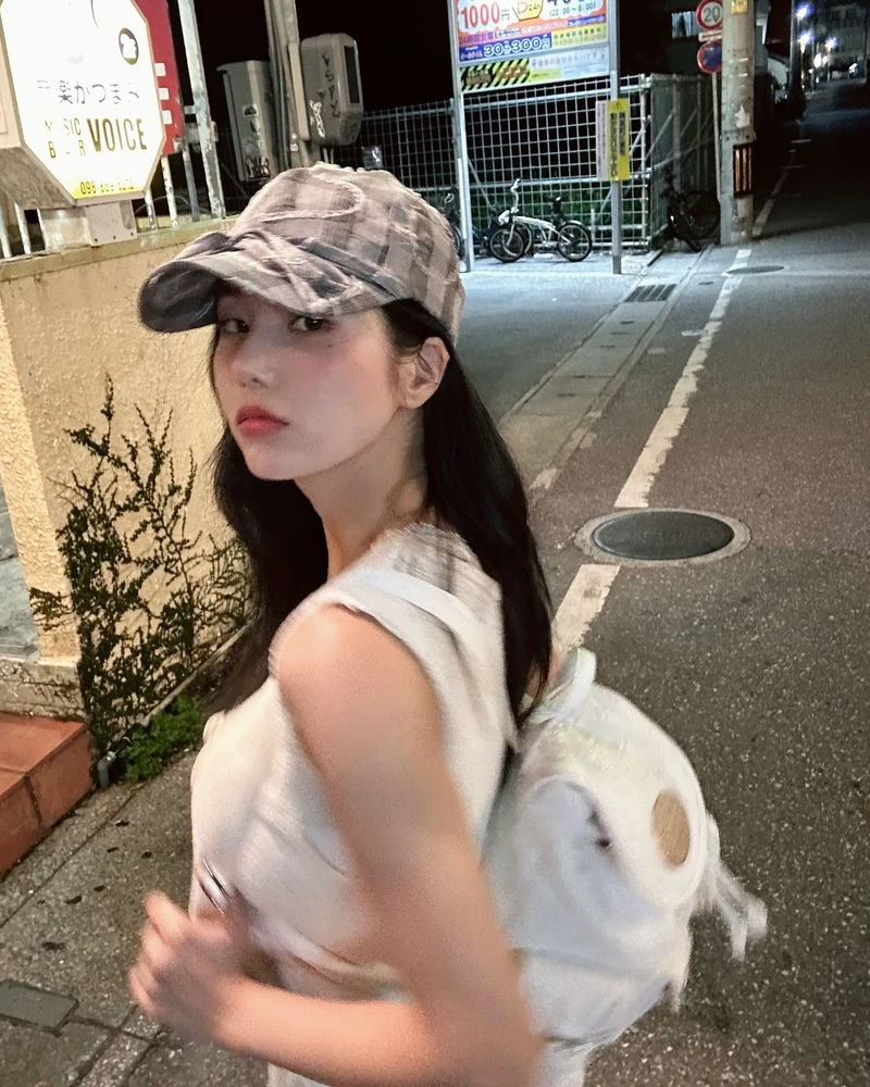 학생만 백팩 쓴다고 누가 그래요?🙂↔️
어른들도 백팩 못잃어🤦🏻♀️🎒실용美 가득한 백팩 찾는 분 모이세요
가성비부터 럭셔리까지, 데일리 백팩 찾고 있다면 참고해 보세요.
1. 몽벨 버사라이트 팩 20L, 9만 원대
차정원이 선택한 백팩은 초경량 소재로 가볍고, 가슴 스트랩과 탈착형 허리벨트로 무게 분산과 흔들림을 방지해 줍니다. 상단 뚜껑은 수납 봉투로 활용 가능하며, 아웃도어 활동은 물론 일상 속 데일리룩에도 잘 어울리는 실용적인 아이템입니다.
2. 미닛뮤트 바스크 백팩 11L, 14만 원대
장희령이 든 백팩은 생활 방수가 가능한 내구성 높은 소재에, 은은한 도비 패턴이 더해진 감각적인 아이템입니다. 스포티한 무드와 캐주얼한 감성이 조화를 이뤄 스포츠 활동부터 데일리룩까지 활용 가능한 아이템입니다.
3. 루이비통 소호 미니, 300만 원대
신시아가 착용한 가방은 견고한 모노그램 캔버스와 고급스러운 가죽 소재가 믹스된 디자인으로, 스트랩 길이 조절과 탈부착이 가능해 투웨이로 연출이 가능합니다. 올블랙 룩에 매치하면 시크하면서도 세련된 분위기를 만들어줍니다.
4. 라츠유 노스탤지어 츄비 백팩, 12만 원대
권은비가 착용한 미니 사이즈 백팩은 브랜드 심볼 금형 장식과 포켓 디테일과 은은한 광택의 폴리 원단과 볼드한 플라워 패턴이 포인트입니다. 화이트 레이스 블라우스와 리본 볼캡과 매치해 발랄하고 사랑스러운 무드를 연출했습니다. 이미지7