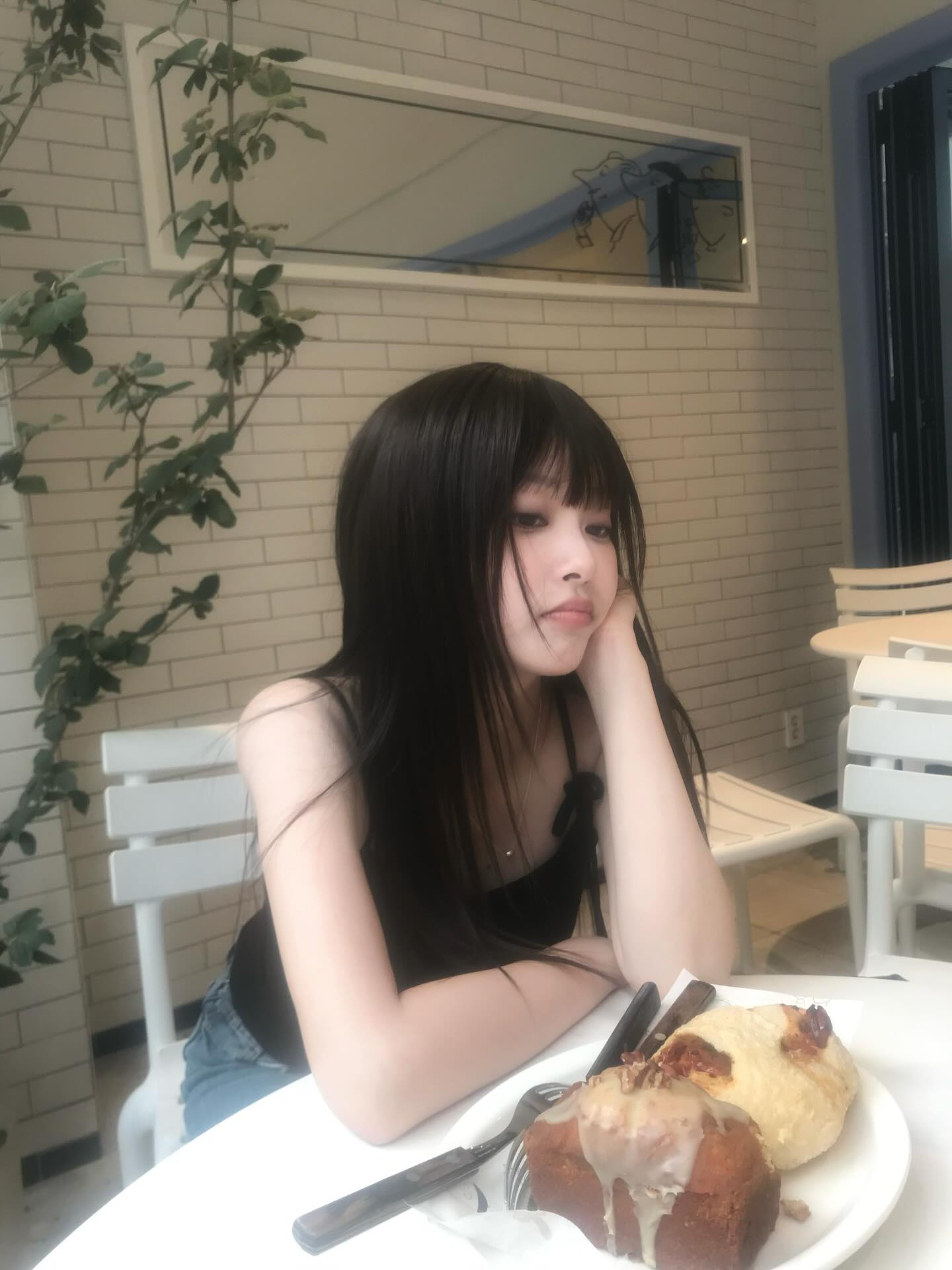 셀럽 감성샷엔 뿌연 필터 필수🌫️📸 @뿌연게 유행이래 뽀용한 빛번짐으로 느낌있게 찍어볼까 😶‍🌫️ 이미지