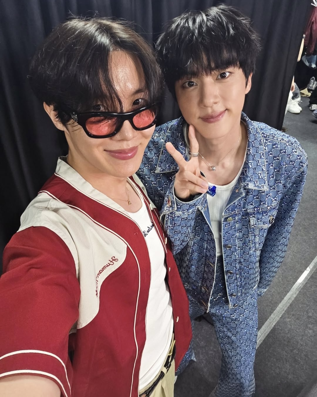 제이홉 애착 나시🎽ald 이미지3