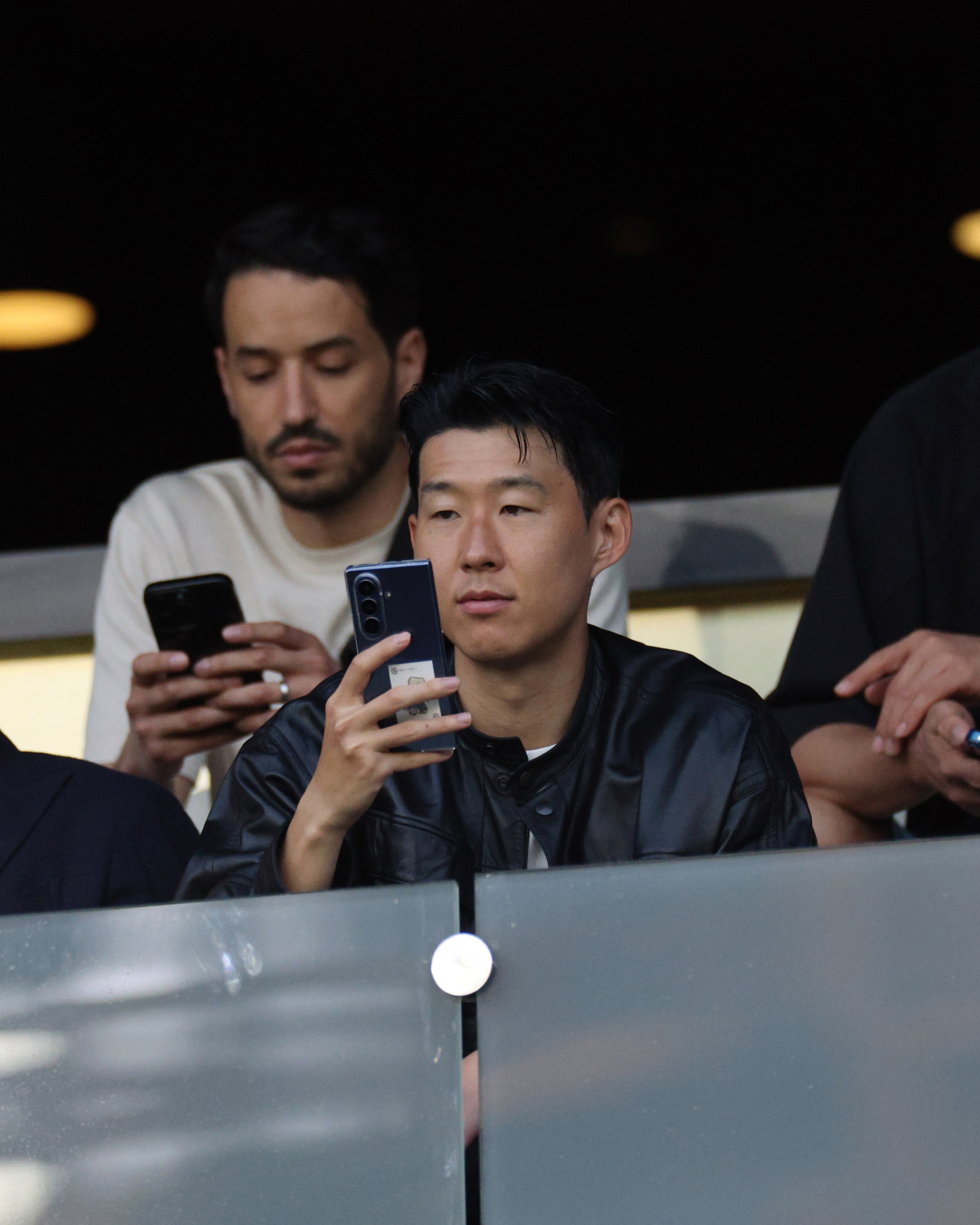 손흥민, 미국 무대 첫 걸음을 내딛다⁠
LAFC와 손흥민, 단순한 이적이 아닌 더 큰 그림을 위한 도전🔥⁠
⁠
어제 LAFC 홈구장을 방문한 손흥민이 오늘 공식적으로 미국 이적을 발표했습니다. 토트넘과의 10년 인연을 정리하며 새로운 커리어를 시작했습니다.⁠
⁠
최근 손흥민은 유로파리그 우승으로 토트넘에서 이루고자 했던 마지막 목표를 달성했습니다. 그러나 장기간 누적된 부상과 대표팀 일정 부담 속에서 새로운 도전을 택했고, 구단과 팬들에게 감사의 뜻을 전하며 이적을 결정했습니다.⁠
⁠
손흥민이 합류한 LAFC는 적극적인 선수 영입과 전략적인 운영을 통해 빠르게 리그 강팀으로 성장한 구단입니다. 그는 이 팀에서 등번호 7번을 부여받았고, 주전 보장을 포함한 파격적인 조건으로 영입됐습니다.⁠
⁠
이번 이적은 2026년 북중미 월드컵을 겨냥한 전략적인 선택입니다. 손흥민은 개최국 미국에서의 적응과 몸 관리를 고려해 LAFC를 택했고, 이제 더 큰 그림을 향해 새로운 무대에서 첫 발을 내딛고자 합니다.⁠ 이미지