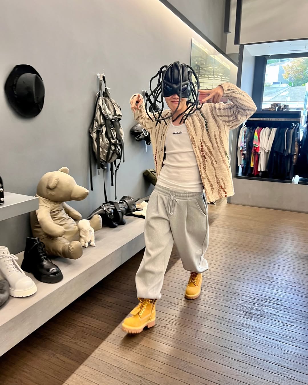 제이홉 애착 나시🎽ald 이미지6