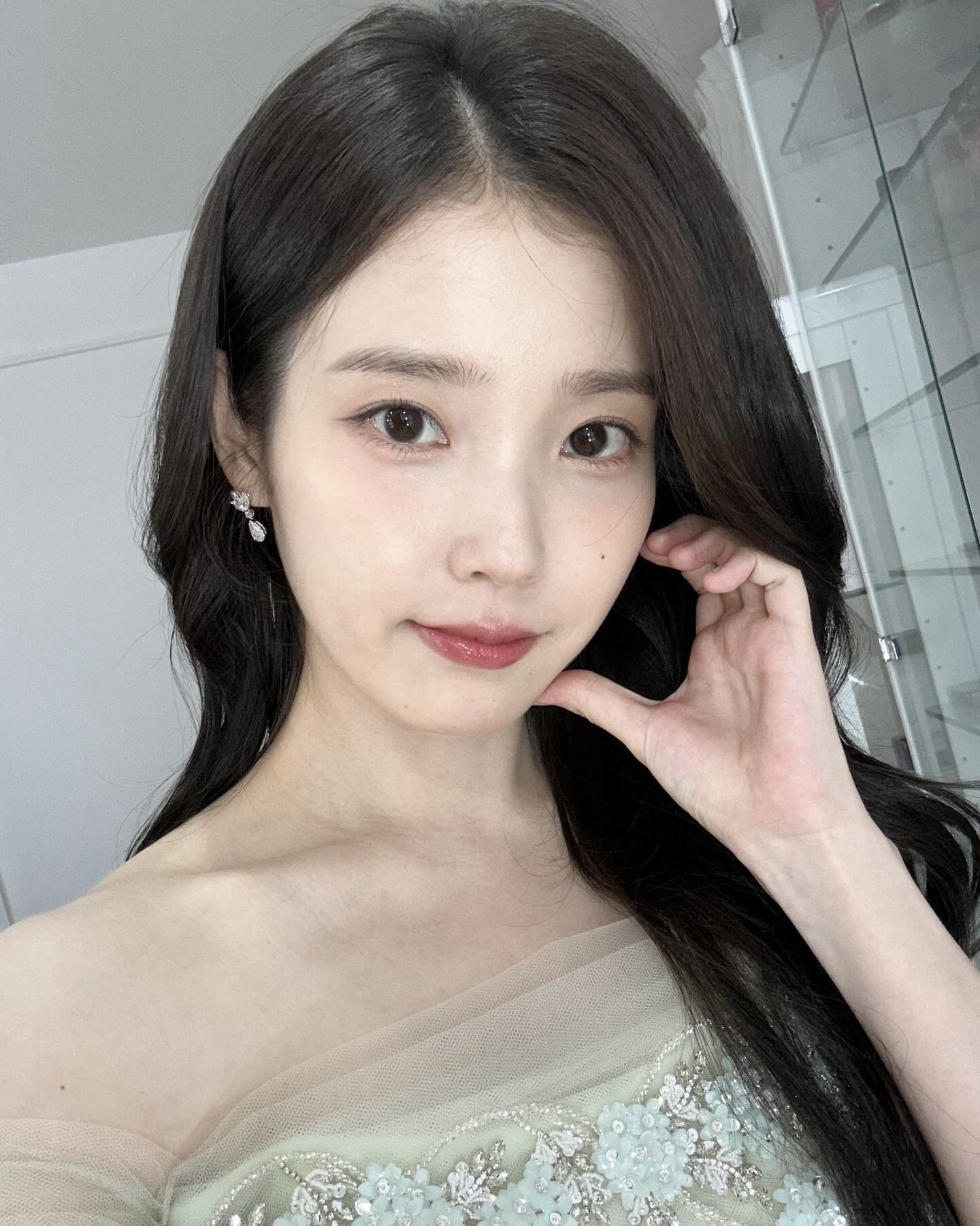 카메라 밖 셀럽의 향기 비밀은?📸
입소문 난 셀럽 찐템 향수🫧💖거짓 없는 정보만 가져왔어요

셀럽이 실제로 사용하는 데일리 향수 탈탈 털어봤습니다.

1. 산타마리아노벨라 로사 가데니아 100ml, 20만 원대
강민경이 애정하는 이 향수는 풍성한 로즈와 가데니아 플로럴 향에 바닐라와 머스크의 잔향이 더해져 부드럽고 로맨틱한 여성스러운 무드를 연출합니다. 플로랄 계열 향을 좋아하는 분들께 추천합니다.

2. 딥디크 오데썽 오 드 뚜왈렛 100ml, 21만 원대
아이유가 쓰는 이 향수는 상쾌한 시트러스 향이 매력적인 제품으로, 싱그러운 오렌지 블로썸과 네롤리가 조화를 이뤄 기분을 맑게 만들어 줍니다. 가볍고 산뜻해 데일리 향수로 부담 없이 사용하기 좋은 아이템입니다.

3. 제니퍼 로페즈 글로우 바이제이로 30ml, 6만 원대
손예진 애착 향수로 소문난 이 향수는 은은한 비누향에 베이비 파우더, 플로럴, 프루티 향이 어우러져 맑고 청초한 느낌을 줍니다. 성숙하면서도 깨끗한 인상을 남기며, 가성비도 뛰어나 선물용으로 추천하는 봄 향수입니다.

4. 킬리안 굿 걸 곤 배드 50ml, 40만 원대 
차주영과 잘 어울리는 이 향수는 오스만투스, 자스민, 튜베로즈가 어우러진 화이트 플로럴 계열의 향으로, 관능적이면서 우아한 무드를 만들어 줍니다. 다소 무겁게 느껴질 수 있는 향이라 여름보다는 봄, 가을, 겨울에 잘 어울리는 제품입니다. 이미지3