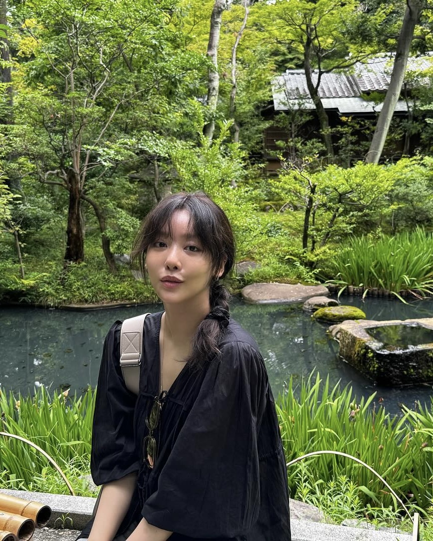 카메라 밖 셀럽의 향기 비밀은?📸
입소문 난 셀럽 찐템 향수🫧💖거짓 없는 정보만 가져왔어요

셀럽이 실제로 사용하는 데일리 향수 탈탈 털어봤습니다.

1. 산타마리아노벨라 로사 가데니아 100ml, 20만 원대
강민경이 애정하는 이 향수는 풍성한 로즈와 가데니아 플로럴 향에 바닐라와 머스크의 잔향이 더해져 부드럽고 로맨틱한 여성스러운 무드를 연출합니다. 플로랄 계열 향을 좋아하는 분들께 추천합니다.

2. 딥디크 오데썽 오 드 뚜왈렛 100ml, 21만 원대
아이유가 쓰는 이 향수는 상쾌한 시트러스 향이 매력적인 제품으로, 싱그러운 오렌지 블로썸과 네롤리가 조화를 이뤄 기분을 맑게 만들어 줍니다. 가볍고 산뜻해 데일리 향수로 부담 없이 사용하기 좋은 아이템입니다.

3. 제니퍼 로페즈 글로우 바이제이로 30ml, 6만 원대
손예진 애착 향수로 소문난 이 향수는 은은한 비누향에 베이비 파우더, 플로럴, 프루티 향이 어우러져 맑고 청초한 느낌을 줍니다. 성숙하면서도 깨끗한 인상을 남기며, 가성비도 뛰어나 선물용으로 추천하는 봄 향수입니다.

4. 킬리안 굿 걸 곤 배드 50ml, 40만 원대 
차주영과 잘 어울리는 이 향수는 오스만투스, 자스민, 튜베로즈가 어우러진 화이트 플로럴 계열의 향으로, 관능적이면서 우아한 무드를 만들어 줍니다. 다소 무겁게 느껴질 수 있는 향이라 여름보다는 봄, 가을, 겨울에 잘 어울리는 제품입니다. 이미지7