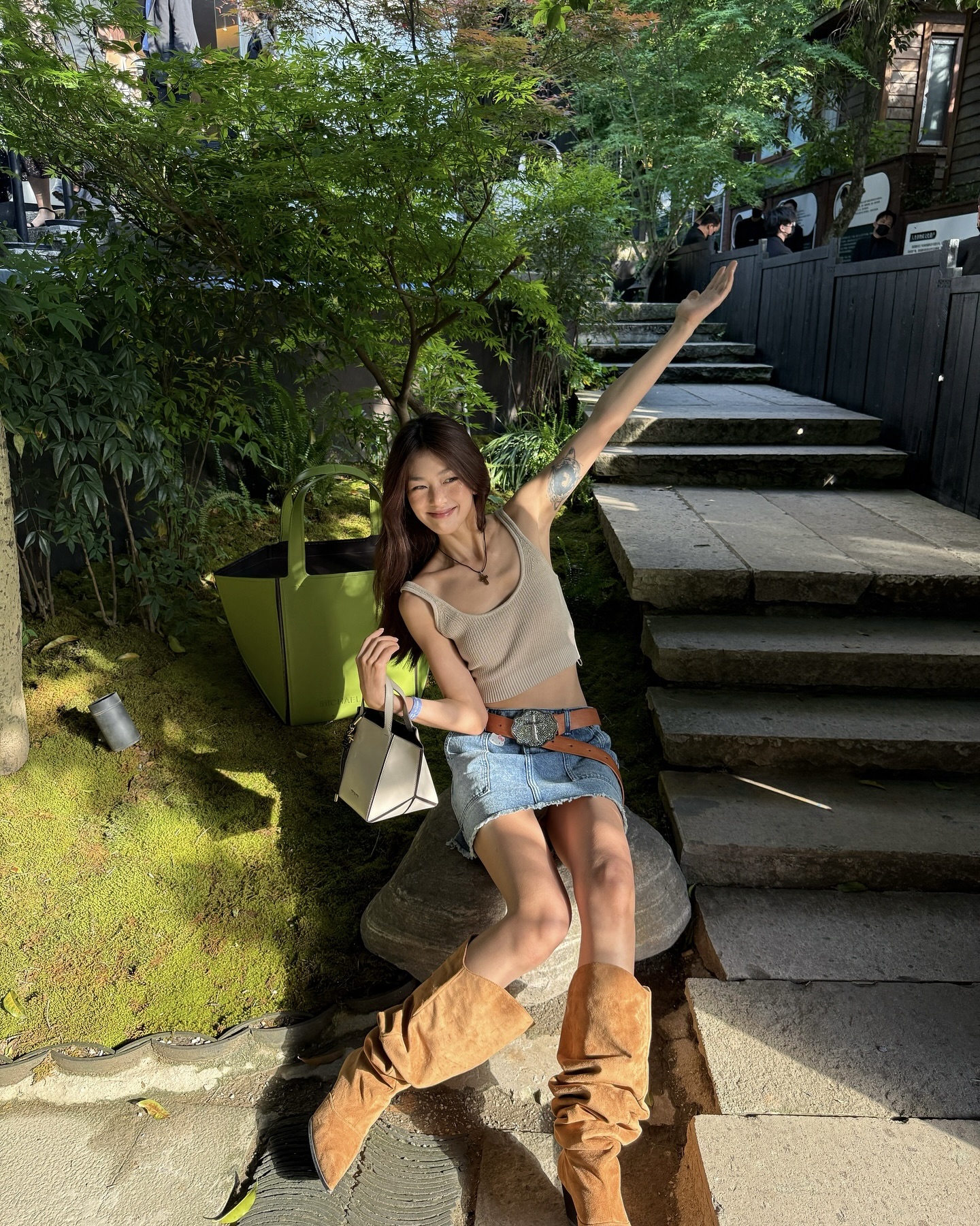 잊지 말고 벨트 챙겨😆🤍 벨트 하나만으로 센스 있는 여름 데일리 포인트 완성✨ 이미지