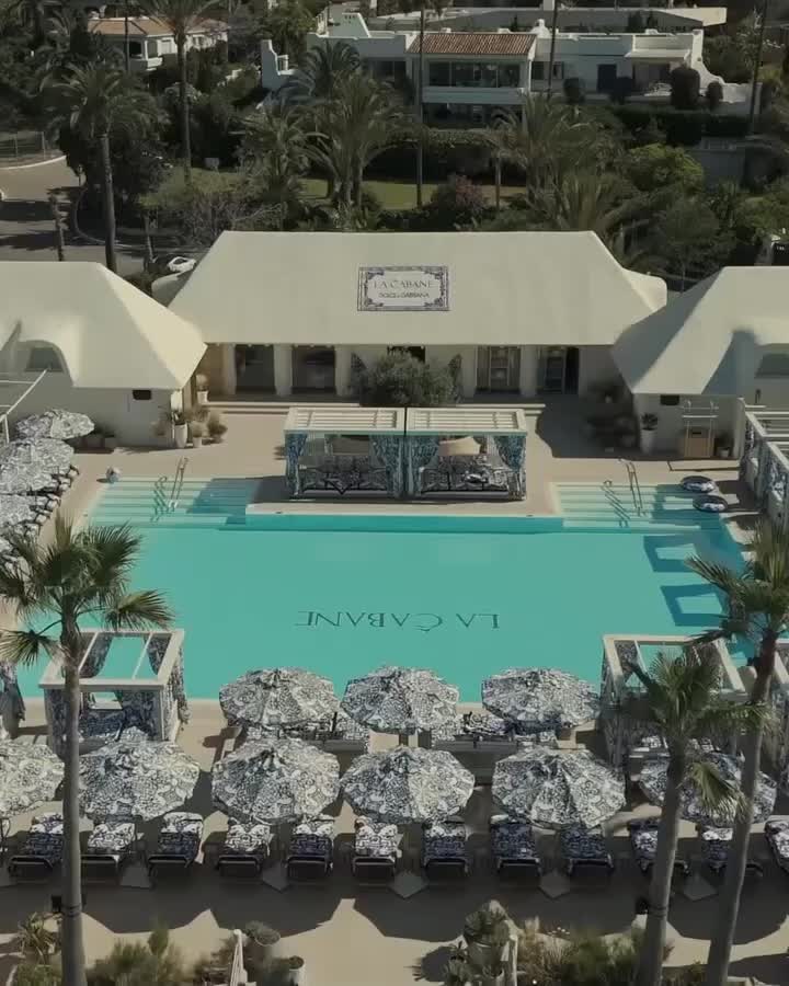 돌체앤가바나가 제안하는 여름룩🌊 당신의 여름 휴가는 어떤 무드인가요?🥭🍍이렇게 챙겨보세요  3가지 리조트에 어울리는 DG만의 여름 아웃핏을 제안합니다.  1. 라 카반, 스페인 마르베야 - 마욜리카 프린트 스윔수트 & 롱 스커트 이탈리아 지중해 감성을 담은 라 카반에서는 클래식한 블루 마욜리카 프린트가 돋보이는 원피스 수영복과 롱스커트 매치가 제격입니다. 레스토랑부터 풀사이드까지 자연스럽게 어우러집니다.  2. 클랩 하우스 이비자, 스페인 이비자 - 블랙 원숄더 수영복 & 슬리퍼 레오파드 패턴으로 관능적이면서도 모던한 분위기의 클랩 하우스에는 비대칭 숄더가 매력적인 블랙 스윔수트가 잘 어울립니다. 여기에 자카드 테리 소재 플랫폼 슬리퍼를 매치하면 이비자의 야성적 무드를 섬세하게 완성할 수 있습니다.  3. 카사 아모르 생트로페, 프랑스 생트로페 - 플로럴 프린트 스윔수트 & 크로셰 드레스 생동감 넘치는 보헤미안 리조트인 카사 아모르에서는 컬러풀한 플로럴 프린트의 수영복이 제격입니다. 그 위에 크로셰 니트 드레스를 레이어드하면 민속적이면서도 감각적인 연출이 가능합니다. 이미지