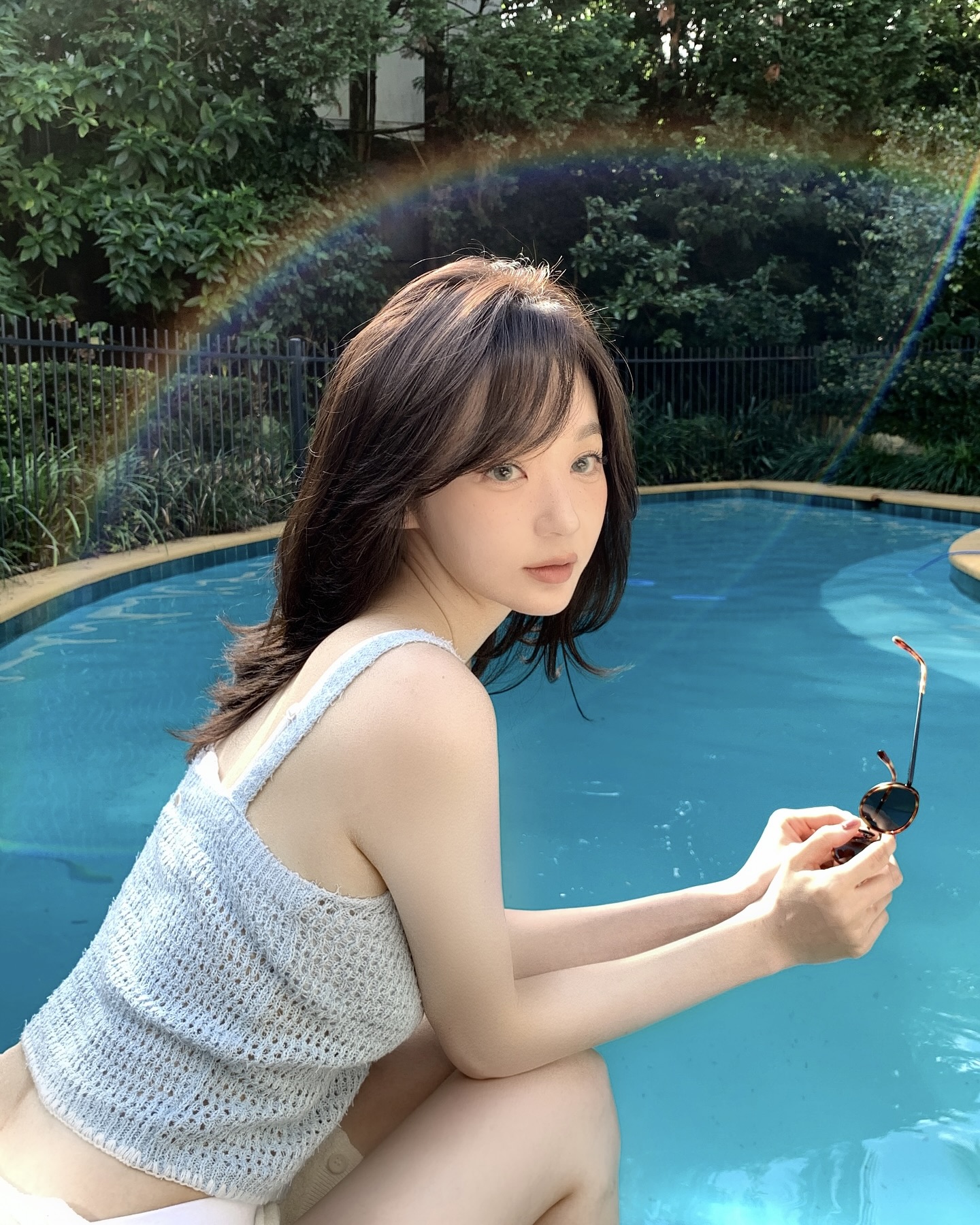 카메라 밖 셀럽의 향기 비밀은?📸 입소문 난 셀럽 찐템 향수🫧💖거짓 없는 정보만 가져왔어요  셀럽이 실제로 사용하는 데일리 향수 탈탈 털어봤습니다.  1. 산타마리아노벨라 로사 가데니아 100ml, 20만 원대 강민경이 애정하는 이 향수는 풍성한 로즈와 가데니아 플로럴 향에 바닐라와 머스크의 잔향이 더해져 부드럽고 로맨틱한 여성스러운 무드를 연출합니다. 플로랄 계열 향을 좋아하는 분들께 추천합니다.  2. 딥디크 오데썽 오 드 뚜왈렛 100ml, 21만 원대 아이유가 쓰는 이 향수는 상쾌한 시트러스 향이 매력적인 제품으로, 싱그러운 오렌지 블로썸과 네롤리가 조화를 이뤄 기분을 맑게 만들어 줍니다. 가볍고 산뜻해 데일리 향수로 부담 없이 사용하기 좋은 아이템입니다.  3. 제니퍼 로페즈 글로우 바이제이로 30ml, 6만 원대 손예진 애착 향수로 소문난 이 향수는 은은한 비누향에 베이비 파우더, 플로럴, 프루티 향이 어우러져 맑고 청초한 느낌을 줍니다. 성숙하면서도 깨끗한 인상을 남기며, 가성비도 뛰어나 선물용으로 추천하는 봄 향수입니다.  4. 킬리안 굿 걸 곤 배드 50ml, 40만 원대  차주영과 잘 어울리는 이 향수는 오스만투스, 자스민, 튜베로즈가 어우러진 화이트 플로럴 계열의 향으로, 관능적이면서 우아한 무드를 만들어 줍니다. 다소 무겁게 느껴질 수 있는 향이라 여름보다는 봄, 가을, 겨울에 잘 어울리는 제품입니다. 이미지