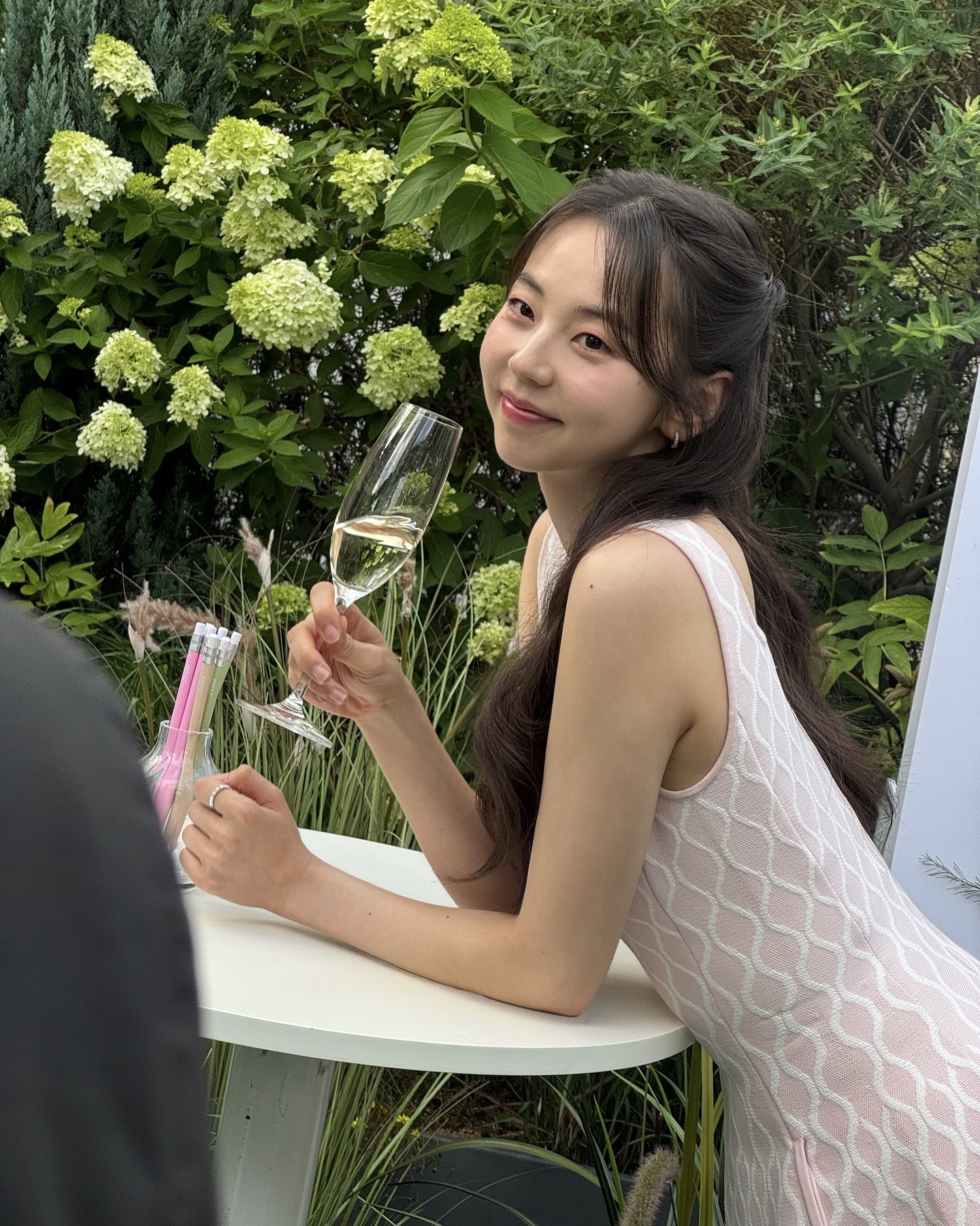 안소희가 추천한 Quickly 아이템🤍 무덥고 바쁜 여름, 빠르게 꺼내 쓸 수 있는 간편 솔루션 리스트💡  더운 여름, 간편하게 들고 다닐 수 있는 아이템 소개해드릴게요.  1. 힐그라운드 빅 샤워 티슈, 1만 원대 부드럽고 흡수율 좋은 원단으로 노폐물을 닦아내며, 피톤치드·유칼립투스 천연 향을 담은 샤워티슈입니다.  2. 리브러시 포켓 홈 가글 세트 클로브 농축 가글, 3만 원대 무알콜 허브민트 향에 스피아민트 맛을 더해, 휴대용으로 간편하게 사용할 수 있는 농축 가글액입니다.  3. 글램팜 미니 플랫 여행용 미니 고데기, 8만 원대 세라믹 코팅 발열판으로 모발 손상을 최소화해주고, 작고 간편한 사이즈로 휴대하기 좋은 고데기입니다.  4. 리부트 유산균 젤리 3천 원대 특허받은 유산균 사균체로 만들어져, 무설탕·무지방이라 당 걱정 없이 먹을 수 있는 유산균 젤리입니다. 이미지