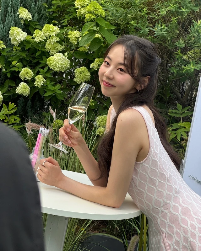 안소희가 추천한 Quickly 아이템🤍 무덥고 바쁜 여름, 빠르게 꺼내 쓸 수 있는 간편 솔루션 리스트💡 더운 여름, 간편하게 들고 다닐 수 있는 아이템 소개해드릴게요. 1. 힐그라운드 빅 샤워 티슈, 1만 원대 부드럽고 흡수율 좋은 원단으로 노폐물을 닦아내며, 피톤치드·유칼립투스 천연 향을 담은 샤워티슈입니다. 2. 리브러시 포켓 홈 가글 세트 클로브 농축 가글, 3만 원대 무알콜 허브민트 향에 스피아민트 맛을 더해, 휴대용으로 간편하게 사용할 수 있는 농축 가글액입니다. 3. 글램팜 미니 플랫 여행용 미니 고데기, 8만 원대 세라믹 코팅 발열판으로 모발 손상을 최소화해주고, 작고 간편한 사이즈로 휴대하기 좋은 고데기입니다. 4. 리부트 유산균 젤리 3천 원대 특허받은 유산균 사균체로 만들어져, 무설탕·무지방이라 당 걱정 없이 먹을 수 있는 유산균 젤리입니다. 이미지
