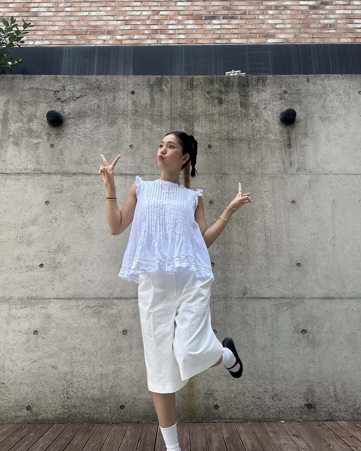 꾸안꾸 블라우스룩 미미 따라할래🌟
데이트룩부터 출근룩까지 화이트 블라우스 코디 방법 3가지💡🤍

소녀 감성부터 오피스룩까지, 미미만의 블라우스 스타일링이에요.

1. 리바이스 숏팬츠 & 슬리브리스 블라우스
러블리한 핀턱 디테일이 가미된 슬리브리스 블라우스를 리바이스의 데님 숏팬츠와 매치했습니다. 여기에 화이트 삭스와 블랙 샌들을 더해 캐주얼하면서도 빈티지 감성을 살렸습니다. 데일리룩 또는 여행지에서 활용도 높은 코디입니다.

2. 린넨 버뮤다 팬츠 & 프릴 블라우스
귀여운 프릴 디테일의 민소매 블라우스를 핀턱이 들어간 화이트 린넨 버뮤다 팬츠와 매치하고, 화이트 삭스와 메리제인 슈즈를 매치해 프렌치 감성까지 더했습니다. 화이트 톤온톤 스타일이지만, 질감과 길이의 차이를 활용해 입체적인 룩을 완성했습니다.

3. 플럼프 디테일 블라우스 & 와이드 슬랙스
플펌프 실루엣의 화이트 블라우스를 네이비 와이드 슬랙스와 매치해 안정감 있는 무드를 완성했습니다. 플럼프 실루엣은 체형을 보완해주며, 베이직한 단화와의 조합은 포멀과 캐주얼의 중간 지점을 잡았습니다. 여름철 사무실 출근룩으로도 완벽합니다. 이미지4