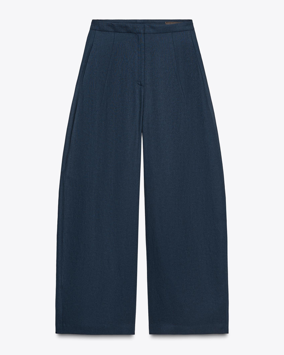 꾸안꾸 블라우스룩 미미 따라할래🌟
데이트룩부터 출근룩까지 화이트 블라우스 코디 방법 3가지💡🤍

소녀 감성부터 오피스룩까지, 미미만의 블라우스 스타일링이에요.

1. 리바이스 숏팬츠 & 슬리브리스 블라우스
러블리한 핀턱 디테일이 가미된 슬리브리스 블라우스를 리바이스의 데님 숏팬츠와 매치했습니다. 여기에 화이트 삭스와 블랙 샌들을 더해 캐주얼하면서도 빈티지 감성을 살렸습니다. 데일리룩 또는 여행지에서 활용도 높은 코디입니다.

2. 린넨 버뮤다 팬츠 & 프릴 블라우스
귀여운 프릴 디테일의 민소매 블라우스를 핀턱이 들어간 화이트 린넨 버뮤다 팬츠와 매치하고, 화이트 삭스와 메리제인 슈즈를 매치해 프렌치 감성까지 더했습니다. 화이트 톤온톤 스타일이지만, 질감과 길이의 차이를 활용해 입체적인 룩을 완성했습니다.

3. 플럼프 디테일 블라우스 & 와이드 슬랙스
플펌프 실루엣의 화이트 블라우스를 네이비 와이드 슬랙스와 매치해 안정감 있는 무드를 완성했습니다. 플럼프 실루엣은 체형을 보완해주며, 베이직한 단화와의 조합은 포멀과 캐주얼의 중간 지점을 잡았습니다. 여름철 사무실 출근룩으로도 완벽합니다. 이미지10