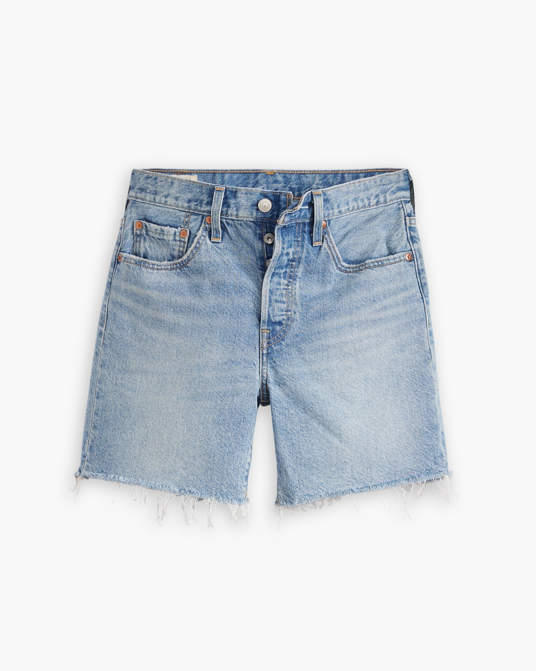 꾸안꾸 블라우스룩 미미 따라할래🌟
데이트룩부터 출근룩까지 화이트 블라우스 코디 방법 3가지💡🤍

소녀 감성부터 오피스룩까지, 미미만의 블라우스 스타일링이에요.

1. 리바이스 숏팬츠 & 슬리브리스 블라우스
러블리한 핀턱 디테일이 가미된 슬리브리스 블라우스를 리바이스의 데님 숏팬츠와 매치했습니다. 여기에 화이트 삭스와 블랙 샌들을 더해 캐주얼하면서도 빈티지 감성을 살렸습니다. 데일리룩 또는 여행지에서 활용도 높은 코디입니다.

2. 린넨 버뮤다 팬츠 & 프릴 블라우스
귀여운 프릴 디테일의 민소매 블라우스를 핀턱이 들어간 화이트 린넨 버뮤다 팬츠와 매치하고, 화이트 삭스와 메리제인 슈즈를 매치해 프렌치 감성까지 더했습니다. 화이트 톤온톤 스타일이지만, 질감과 길이의 차이를 활용해 입체적인 룩을 완성했습니다.

3. 플럼프 디테일 블라우스 & 와이드 슬랙스
플펌프 실루엣의 화이트 블라우스를 네이비 와이드 슬랙스와 매치해 안정감 있는 무드를 완성했습니다. 플럼프 실루엣은 체형을 보완해주며, 베이직한 단화와의 조합은 포멀과 캐주얼의 중간 지점을 잡았습니다. 여름철 사무실 출근룩으로도 완벽합니다. 이미지3