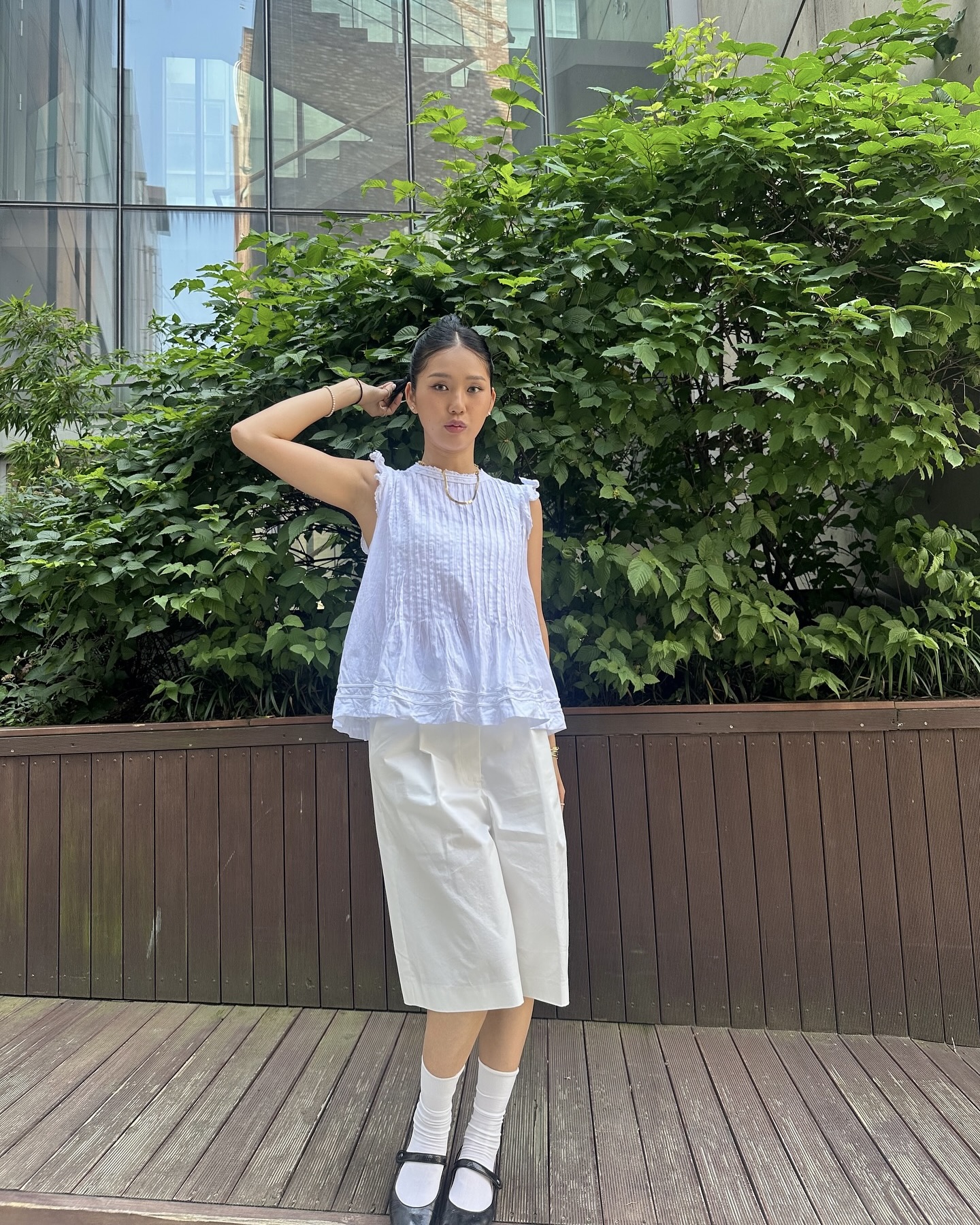 꾸안꾸 블라우스룩 미미 따라할래🌟
데이트룩부터 출근룩까지 화이트 블라우스 코디 방법 3가지💡🤍

소녀 감성부터 오피스룩까지, 미미만의 블라우스 스타일링이에요.

1. 리바이스 숏팬츠 & 슬리브리스 블라우스
러블리한 핀턱 디테일이 가미된 슬리브리스 블라우스를 리바이스의 데님 숏팬츠와 매치했습니다. 여기에 화이트 삭스와 블랙 샌들을 더해 캐주얼하면서도 빈티지 감성을 살렸습니다. 데일리룩 또는 여행지에서 활용도 높은 코디입니다.

2. 린넨 버뮤다 팬츠 & 프릴 블라우스
귀여운 프릴 디테일의 민소매 블라우스를 핀턱이 들어간 화이트 린넨 버뮤다 팬츠와 매치하고, 화이트 삭스와 메리제인 슈즈를 매치해 프렌치 감성까지 더했습니다. 화이트 톤온톤 스타일이지만, 질감과 길이의 차이를 활용해 입체적인 룩을 완성했습니다.

3. 플럼프 디테일 블라우스 & 와이드 슬랙스
플펌프 실루엣의 화이트 블라우스를 네이비 와이드 슬랙스와 매치해 안정감 있는 무드를 완성했습니다. 플럼프 실루엣은 체형을 보완해주며, 베이직한 단화와의 조합은 포멀과 캐주얼의 중간 지점을 잡았습니다. 여름철 사무실 출근룩으로도 완벽합니다. 이미지5