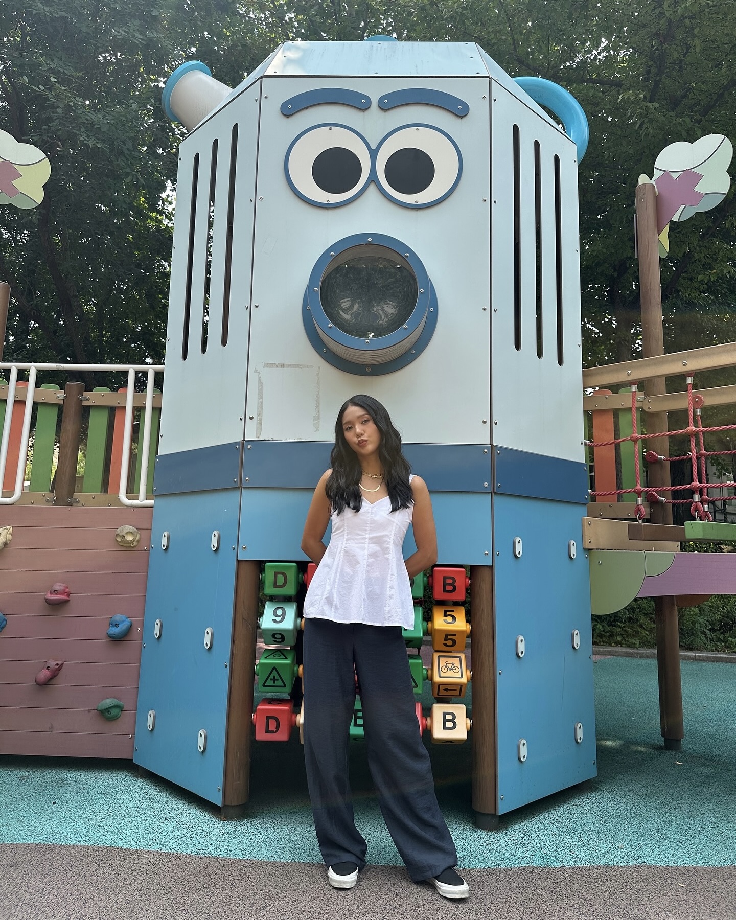 꾸안꾸 블라우스룩 미미 따라할래🌟
데이트룩부터 출근룩까지 화이트 블라우스 코디 방법 3가지💡🤍

소녀 감성부터 오피스룩까지, 미미만의 블라우스 스타일링이에요.

1. 리바이스 숏팬츠 & 슬리브리스 블라우스
러블리한 핀턱 디테일이 가미된 슬리브리스 블라우스를 리바이스의 데님 숏팬츠와 매치했습니다. 여기에 화이트 삭스와 블랙 샌들을 더해 캐주얼하면서도 빈티지 감성을 살렸습니다. 데일리룩 또는 여행지에서 활용도 높은 코디입니다.

2. 린넨 버뮤다 팬츠 & 프릴 블라우스
귀여운 프릴 디테일의 민소매 블라우스를 핀턱이 들어간 화이트 린넨 버뮤다 팬츠와 매치하고, 화이트 삭스와 메리제인 슈즈를 매치해 프렌치 감성까지 더했습니다. 화이트 톤온톤 스타일이지만, 질감과 길이의 차이를 활용해 입체적인 룩을 완성했습니다.

3. 플럼프 디테일 블라우스 & 와이드 슬랙스
플펌프 실루엣의 화이트 블라우스를 네이비 와이드 슬랙스와 매치해 안정감 있는 무드를 완성했습니다. 플럼프 실루엣은 체형을 보완해주며, 베이직한 단화와의 조합은 포멀과 캐주얼의 중간 지점을 잡았습니다. 여름철 사무실 출근룩으로도 완벽합니다. 이미지8