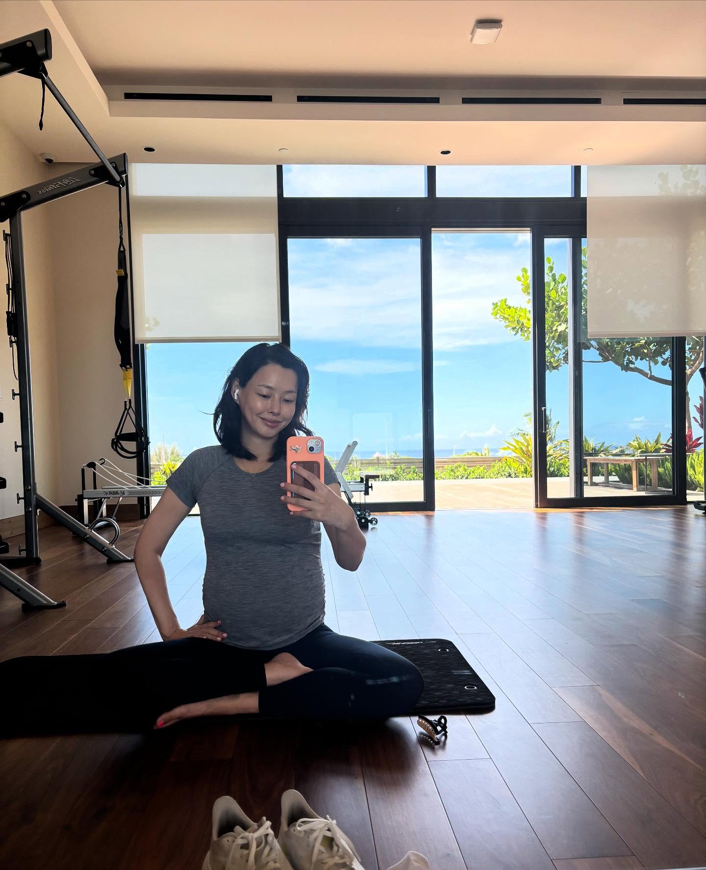 이게 가능해요??🤰🏻하늬언니 러닝
진정한 러닝족 애둘맘❤️막달에도 운동 삼매경, 멋져요!

이하늬가 임신 막달에도 꾸준한 자기관리로 화제를 모으고 있습니다. 특수 러닝머신 ‘무중력 트레드밀’ 위에서 러닝하는 모습을 공개하며 “막달 산모도 안전하게 운동하는 곳”이라 전했고, 세심한 트레이너의 배려 덕분에 건강하고 행복한 시간을 보내고 있다고 밝혔습니다.

그녀가 사용하는 ‘AlterG 무중력 트레드밀’은 NASA 기술을 응용해 체중 부담을 줄이는 장비로, 임산부나 재활 환자에게 특히 유용하다는 평가를 받으며 아름다움 비결로 주목 받습니다. 이미지4