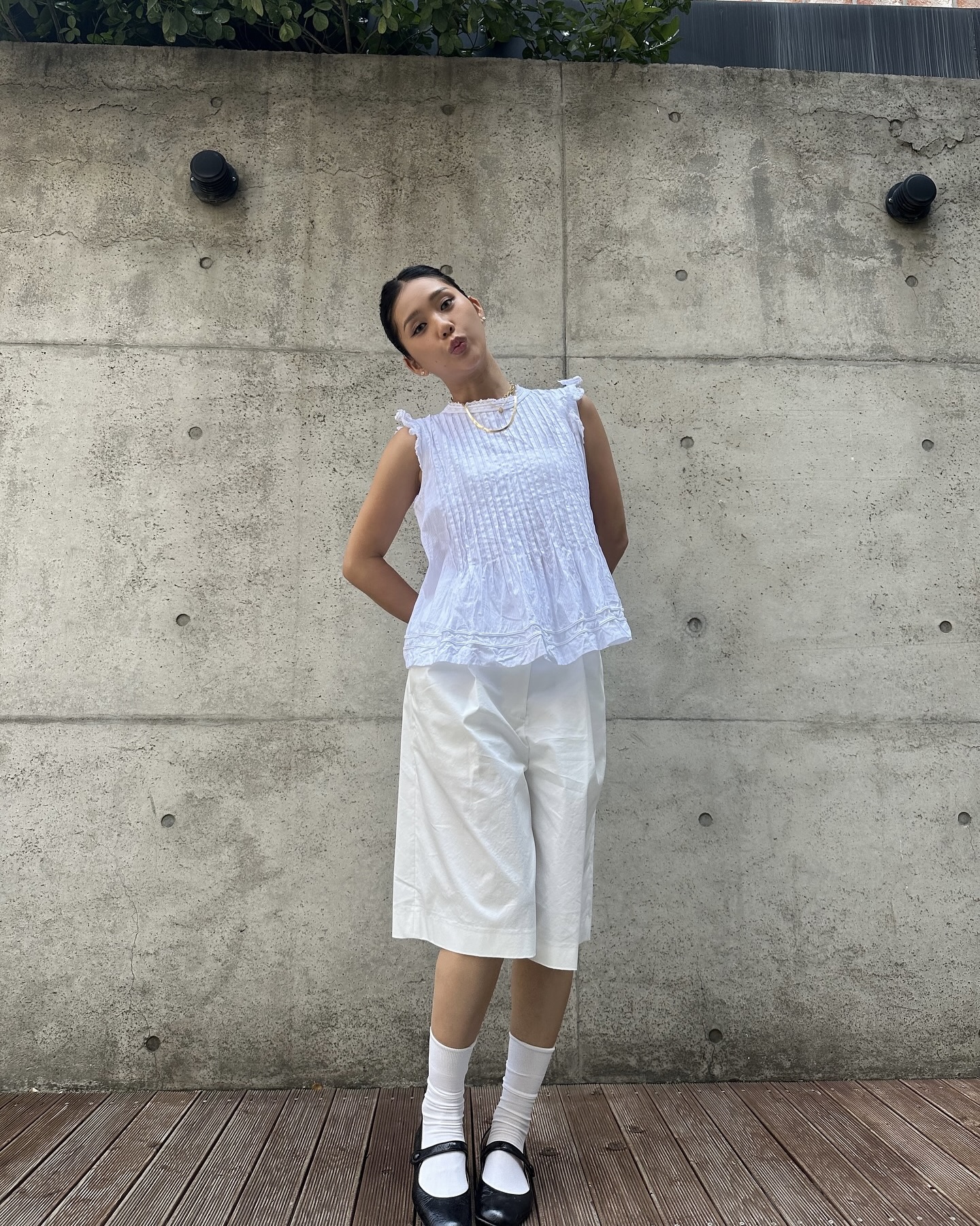 꾸안꾸 블라우스룩 미미 따라할래🌟
데이트룩부터 출근룩까지 화이트 블라우스 코디 방법 3가지💡🤍

소녀 감성부터 오피스룩까지, 미미만의 블라우스 스타일링이에요.

1. 리바이스 숏팬츠 & 슬리브리스 블라우스
러블리한 핀턱 디테일이 가미된 슬리브리스 블라우스를 리바이스의 데님 숏팬츠와 매치했습니다. 여기에 화이트 삭스와 블랙 샌들을 더해 캐주얼하면서도 빈티지 감성을 살렸습니다. 데일리룩 또는 여행지에서 활용도 높은 코디입니다.

2. 린넨 버뮤다 팬츠 & 프릴 블라우스
귀여운 프릴 디테일의 민소매 블라우스를 핀턱이 들어간 화이트 린넨 버뮤다 팬츠와 매치하고, 화이트 삭스와 메리제인 슈즈를 매치해 프렌치 감성까지 더했습니다. 화이트 톤온톤 스타일이지만, 질감과 길이의 차이를 활용해 입체적인 룩을 완성했습니다.

3. 플럼프 디테일 블라우스 & 와이드 슬랙스
플펌프 실루엣의 화이트 블라우스를 네이비 와이드 슬랙스와 매치해 안정감 있는 무드를 완성했습니다. 플럼프 실루엣은 체형을 보완해주며, 베이직한 단화와의 조합은 포멀과 캐주얼의 중간 지점을 잡았습니다. 여름철 사무실 출근룩으로도 완벽합니다. 이미지6