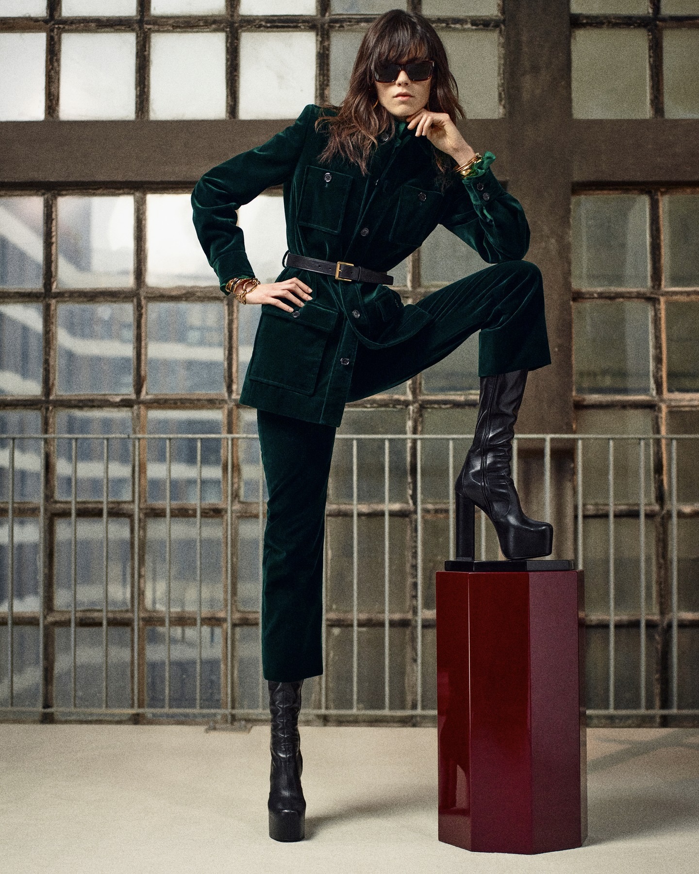 실루엣의 미학, 그리고 쌓기의 기술
실루엣·레이어드 올가을 필수 패션 공식📋✨제대로 느껴보세요

25FW에서 주목해야 할 실루엣을 소개합니다.

이번 2025 가을·겨울 시즌, 패션의 중심에는 '실루엣'이 빠질 수 없습니다. 허리를 강조하는 벨티드 실루엣과 바디 라인을 완벽하게 드러내는 슬림한 원피스, 그리고 특유의 오버핏과 파워 숄더가 주목받고 있습니다.

그중 핵심 관점은 '레이어드'입니다. 이번 시즌 다양한 런웨이에서 가죽, 실크, 울, 포플린 등 상반된 소재를 쌓아 올린 독창적인 레이어드룩이 돋보였죠. 하나의 룩 안에 다채로운 촉감과 실루엣을 녹여내며, 시각적인 풍성함과 개성을 표현할 수 있습니다.

결국 2025년 F/W 시즌은 '입는 방식의 변화'에 주목합니다. 입는 사람이 적극적으로 룩을 연출하고, 나만의 취향을 실루엣과 레이어드로 표현해 내는 시기입니다. 올가을, 레이어드의 기술이 당신의 스타일을 한층 더 세련되게 완성해 줄 것입니다. 이미지9