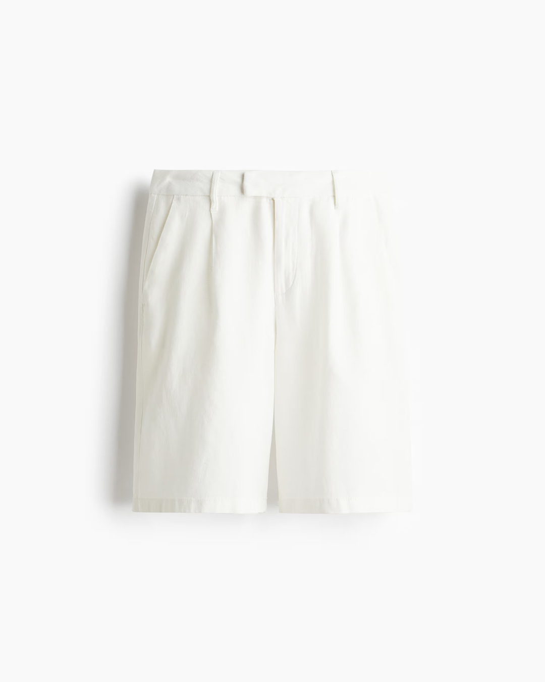 꾸안꾸 블라우스룩 미미 따라할래🌟
데이트룩부터 출근룩까지 화이트 블라우스 코디 방법 3가지💡🤍

소녀 감성부터 오피스룩까지, 미미만의 블라우스 스타일링이에요.

1. 리바이스 숏팬츠 & 슬리브리스 블라우스
러블리한 핀턱 디테일이 가미된 슬리브리스 블라우스를 리바이스의 데님 숏팬츠와 매치했습니다. 여기에 화이트 삭스와 블랙 샌들을 더해 캐주얼하면서도 빈티지 감성을 살렸습니다. 데일리룩 또는 여행지에서 활용도 높은 코디입니다.

2. 린넨 버뮤다 팬츠 & 프릴 블라우스
귀여운 프릴 디테일의 민소매 블라우스를 핀턱이 들어간 화이트 린넨 버뮤다 팬츠와 매치하고, 화이트 삭스와 메리제인 슈즈를 매치해 프렌치 감성까지 더했습니다. 화이트 톤온톤 스타일이지만, 질감과 길이의 차이를 활용해 입체적인 룩을 완성했습니다.

3. 플럼프 디테일 블라우스 & 와이드 슬랙스
플펌프 실루엣의 화이트 블라우스를 네이비 와이드 슬랙스와 매치해 안정감 있는 무드를 완성했습니다. 플럼프 실루엣은 체형을 보완해주며, 베이직한 단화와의 조합은 포멀과 캐주얼의 중간 지점을 잡았습니다. 여름철 사무실 출근룩으로도 완벽합니다. 이미지7