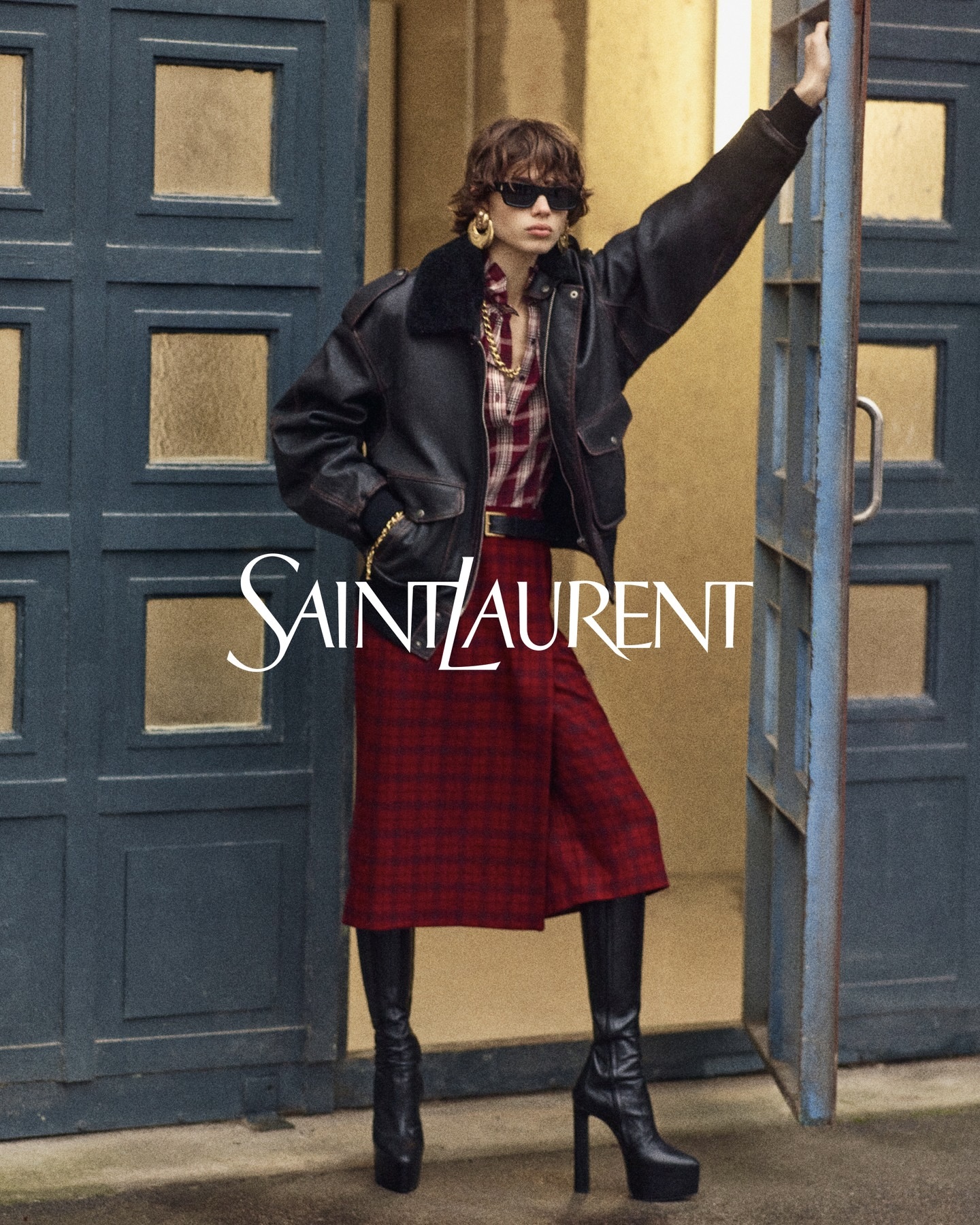 실루엣의 미학, 그리고 쌓기의 기술
실루엣·레이어드 올가을 필수 패션 공식📋✨제대로 느껴보세요

25FW에서 주목해야 할 실루엣을 소개합니다.

이번 2025 가을·겨울 시즌, 패션의 중심에는 '실루엣'이 빠질 수 없습니다. 허리를 강조하는 벨티드 실루엣과 바디 라인을 완벽하게 드러내는 슬림한 원피스, 그리고 특유의 오버핏과 파워 숄더가 주목받고 있습니다.

그중 핵심 관점은 '레이어드'입니다. 이번 시즌 다양한 런웨이에서 가죽, 실크, 울, 포플린 등 상반된 소재를 쌓아 올린 독창적인 레이어드룩이 돋보였죠. 하나의 룩 안에 다채로운 촉감과 실루엣을 녹여내며, 시각적인 풍성함과 개성을 표현할 수 있습니다.

결국 2025년 F/W 시즌은 '입는 방식의 변화'에 주목합니다. 입는 사람이 적극적으로 룩을 연출하고, 나만의 취향을 실루엣과 레이어드로 표현해 내는 시기입니다. 올가을, 레이어드의 기술이 당신의 스타일을 한층 더 세련되게 완성해 줄 것입니다. 이미지3