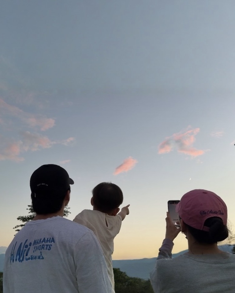 따숩다..가족여행 행복모먼트💞 오늘의 @힐링샷📸 화면 속 웃음에, 나도 모르게 따라 웃는 중😊 이미지