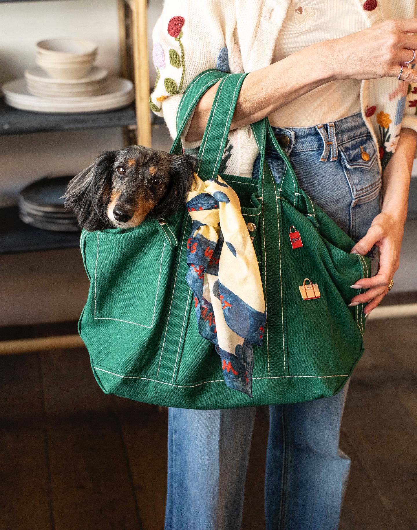 요즘 프렌치백?!🇫🇷메르시 토트백
메르시 에코백 말고, 다른 실용성과 파리지엔 무드🤍💚준비해

국내에서 에코백으로 유명한 메르시, 토트백이 요즘 핫합니다.

메르시 ‘캔버스 캔디드 쇼핑백’은 파리지엔들의 일상 속에 자연스럽게 스며듭니다. 마레 감성을 닮은 직사각 라인과 캔버스 소재가 오래도록 사랑받을 클래식한 디자인으로 완성되었습니다.

세 가지 사이즈와 폭넓은 컬러 팔레트로 취향을 담을 수 있습니다. 뉴트럴 톤부터 포인트 컬러까지, 후크와 링 디테일은 나만의 참 장식을 더해 개성 있는 스타일링이 가능합니다.

최근들어 더욱 이 가방은 토트를 넘어 라이프스타일 오브제로 자리매김 중 입니다. 파리 현지뿐 아니라 전 세계 패션 피플이 선택한 이유, 바로 ‘메르시 감성’입니다. 이미지3