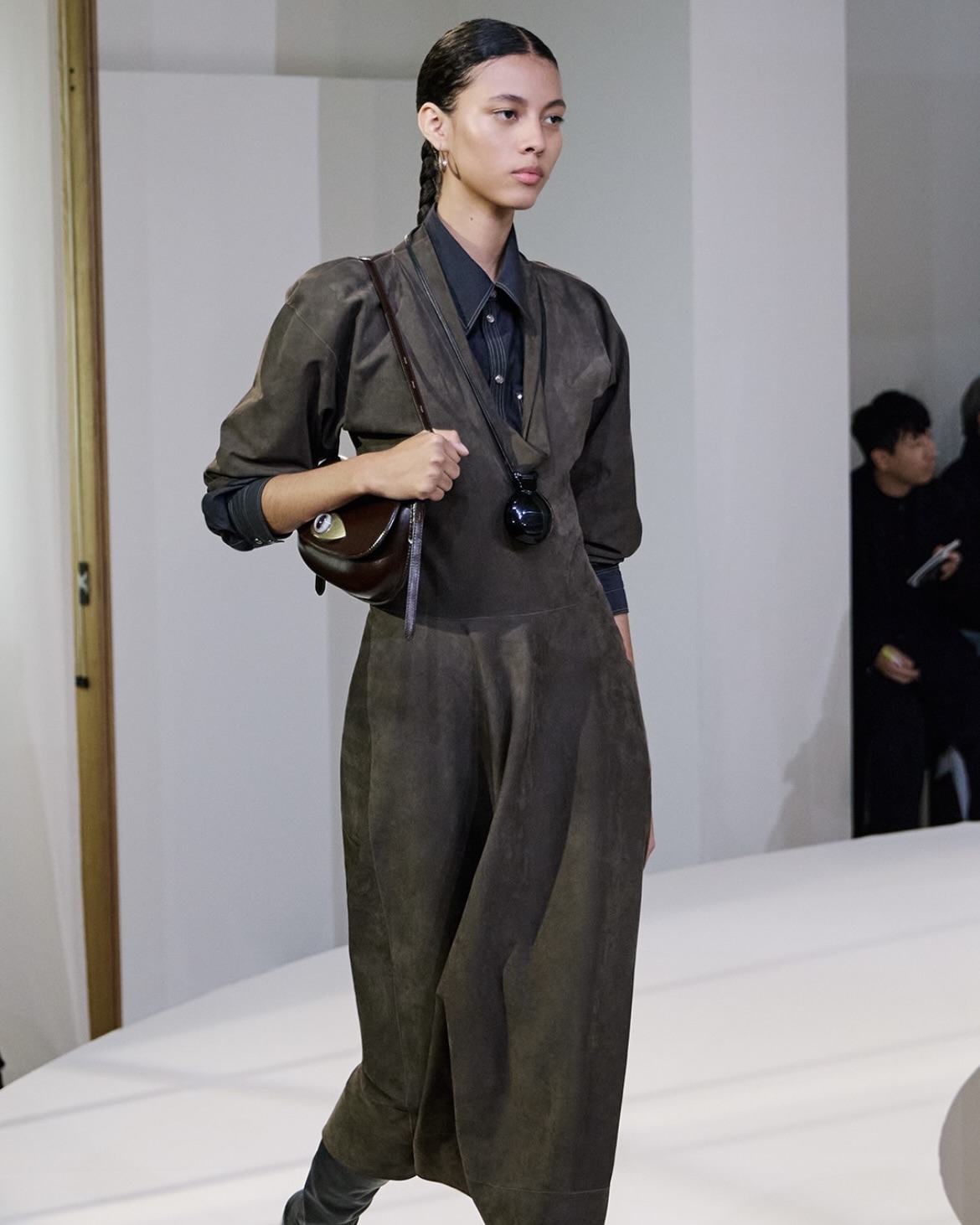 실루엣의 미학, 그리고 쌓기의 기술
실루엣·레이어드 올가을 필수 패션 공식📋✨제대로 느껴보세요

25FW에서 주목해야 할 실루엣을 소개합니다.

이번 2025 가을·겨울 시즌, 패션의 중심에는 '실루엣'이 빠질 수 없습니다. 허리를 강조하는 벨티드 실루엣과 바디 라인을 완벽하게 드러내는 슬림한 원피스, 그리고 특유의 오버핏과 파워 숄더가 주목받고 있습니다.

그중 핵심 관점은 '레이어드'입니다. 이번 시즌 다양한 런웨이에서 가죽, 실크, 울, 포플린 등 상반된 소재를 쌓아 올린 독창적인 레이어드룩이 돋보였죠. 하나의 룩 안에 다채로운 촉감과 실루엣을 녹여내며, 시각적인 풍성함과 개성을 표현할 수 있습니다.

결국 2025년 F/W 시즌은 '입는 방식의 변화'에 주목합니다. 입는 사람이 적극적으로 룩을 연출하고, 나만의 취향을 실루엣과 레이어드로 표현해 내는 시기입니다. 올가을, 레이어드의 기술이 당신의 스타일을 한층 더 세련되게 완성해 줄 것입니다. 이미지2