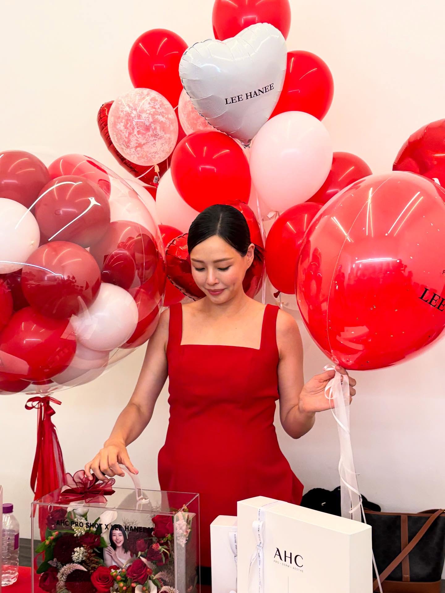 이게 가능해요??🤰🏻하늬언니 러닝
진정한 러닝족 애둘맘❤️막달에도 운동 삼매경, 멋져요!

이하늬가 임신 막달에도 꾸준한 자기관리로 화제를 모으고 있습니다. 특수 러닝머신 ‘무중력 트레드밀’ 위에서 러닝하는 모습을 공개하며 “막달 산모도 안전하게 운동하는 곳”이라 전했고, 세심한 트레이너의 배려 덕분에 건강하고 행복한 시간을 보내고 있다고 밝혔습니다.

그녀가 사용하는 ‘AlterG 무중력 트레드밀’은 NASA 기술을 응용해 체중 부담을 줄이는 장비로, 임산부나 재활 환자에게 특히 유용하다는 평가를 받으며 아름다움 비결로 주목 받습니다. 이미지6