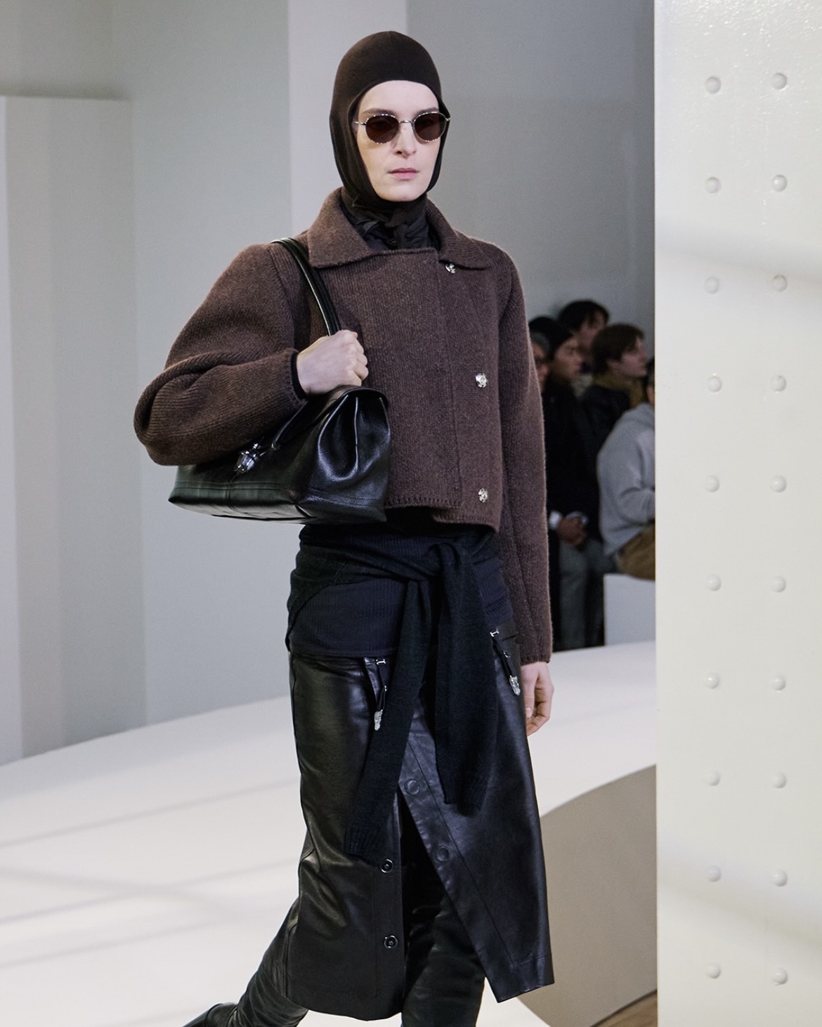 실루엣의 미학, 그리고 쌓기의 기술
실루엣·레이어드 올가을 필수 패션 공식📋✨제대로 느껴보세요

25FW에서 주목해야 할 실루엣을 소개합니다.

이번 2025 가을·겨울 시즌, 패션의 중심에는 '실루엣'이 빠질 수 없습니다. 허리를 강조하는 벨티드 실루엣과 바디 라인을 완벽하게 드러내는 슬림한 원피스, 그리고 특유의 오버핏과 파워 숄더가 주목받고 있습니다.

그중 핵심 관점은 '레이어드'입니다. 이번 시즌 다양한 런웨이에서 가죽, 실크, 울, 포플린 등 상반된 소재를 쌓아 올린 독창적인 레이어드룩이 돋보였죠. 하나의 룩 안에 다채로운 촉감과 실루엣을 녹여내며, 시각적인 풍성함과 개성을 표현할 수 있습니다.

결국 2025년 F/W 시즌은 '입는 방식의 변화'에 주목합니다. 입는 사람이 적극적으로 룩을 연출하고, 나만의 취향을 실루엣과 레이어드로 표현해 내는 시기입니다. 올가을, 레이어드의 기술이 당신의 스타일을 한층 더 세련되게 완성해 줄 것입니다. 이미지4