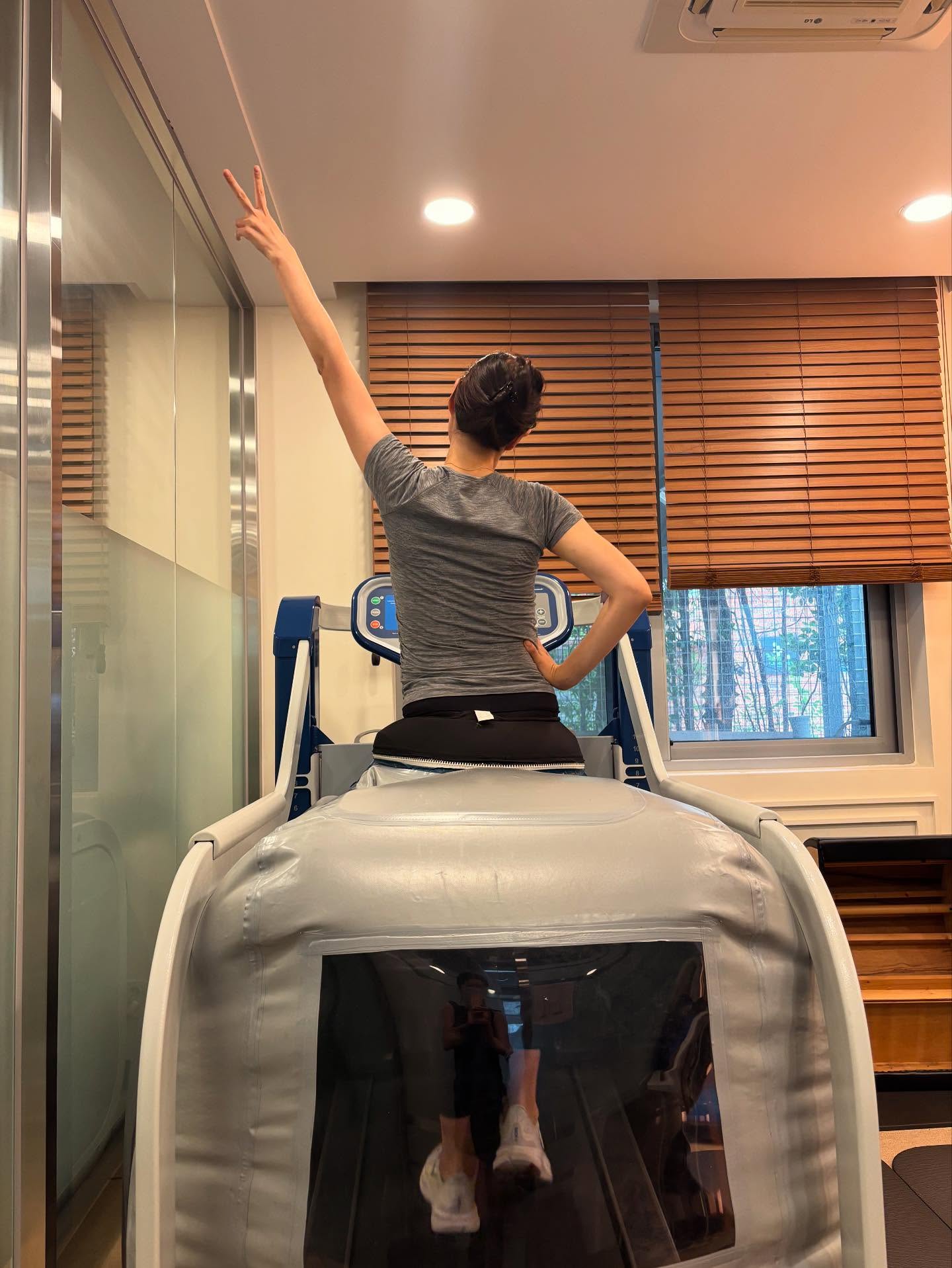 이게 가능해요??🤰🏻하늬언니 러닝
진정한 러닝족 애둘맘❤️막달에도 운동 삼매경, 멋져요!

이하늬가 임신 막달에도 꾸준한 자기관리로 화제를 모으고 있습니다. 특수 러닝머신 ‘무중력 트레드밀’ 위에서 러닝하는 모습을 공개하며 “막달 산모도 안전하게 운동하는 곳”이라 전했고, 세심한 트레이너의 배려 덕분에 건강하고 행복한 시간을 보내고 있다고 밝혔습니다.

그녀가 사용하는 ‘AlterG 무중력 트레드밀’은 NASA 기술을 응용해 체중 부담을 줄이는 장비로, 임산부나 재활 환자에게 특히 유용하다는 평가를 받으며 아름다움 비결로 주목 받습니다. 이미지8