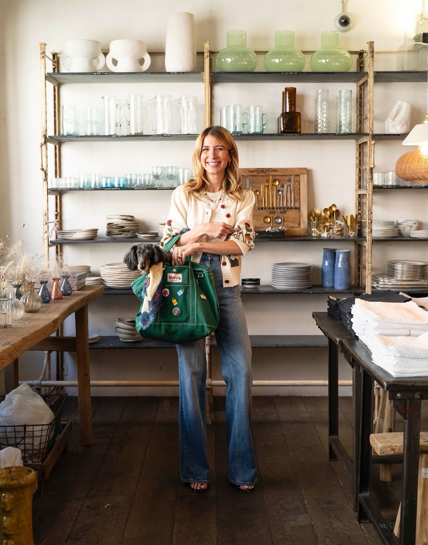 요즘 프렌치백?!🇫🇷메르시 토트백
메르시 에코백 말고, 다른 실용성과 파리지엔 무드🤍💚준비해

국내에서 에코백으로 유명한 메르시, 토트백이 요즘 핫합니다.

메르시 ‘캔버스 캔디드 쇼핑백’은 파리지엔들의 일상 속에 자연스럽게 스며듭니다. 마레 감성을 닮은 직사각 라인과 캔버스 소재가 오래도록 사랑받을 클래식한 디자인으로 완성되었습니다.

세 가지 사이즈와 폭넓은 컬러 팔레트로 취향을 담을 수 있습니다. 뉴트럴 톤부터 포인트 컬러까지, 후크와 링 디테일은 나만의 참 장식을 더해 개성 있는 스타일링이 가능합니다.

최근들어 더욱 이 가방은 토트를 넘어 라이프스타일 오브제로 자리매김 중 입니다. 파리 현지뿐 아니라 전 세계 패션 피플이 선택한 이유, 바로 ‘메르시 감성’입니다. 이미지4