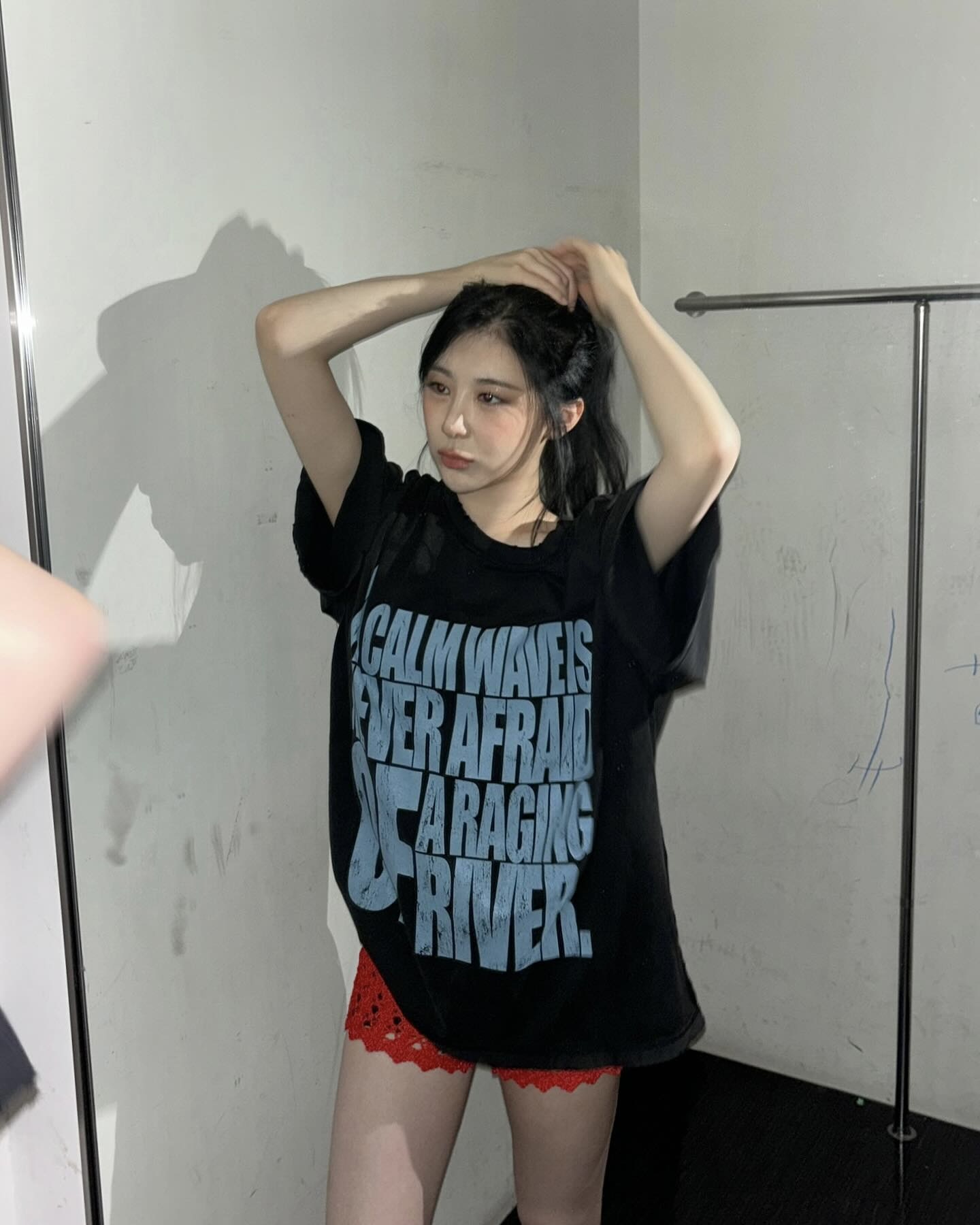 느좋 오버핏 그래픽이 와르르🫠
티셔츠 장수가 알려주는 오버핏 티셔츠 활용법 알고가자🏹💡 이미지3