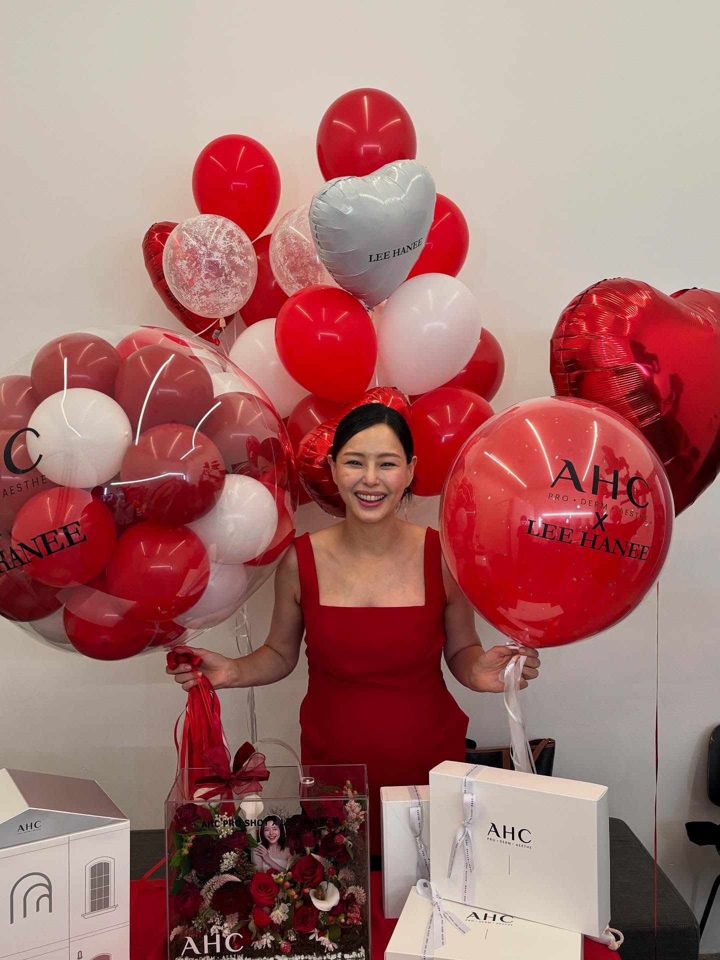 이게 가능해요??🤰🏻하늬언니 러닝
진정한 러닝족 애둘맘❤️막달에도 운동 삼매경, 멋져요!

이하늬가 임신 막달에도 꾸준한 자기관리로 화제를 모으고 있습니다. 특수 러닝머신 ‘무중력 트레드밀’ 위에서 러닝하는 모습을 공개하며 “막달 산모도 안전하게 운동하는 곳”이라 전했고, 세심한 트레이너의 배려 덕분에 건강하고 행복한 시간을 보내고 있다고 밝혔습니다.

그녀가 사용하는 ‘AlterG 무중력 트레드밀’은 NASA 기술을 응용해 체중 부담을 줄이는 장비로, 임산부나 재활 환자에게 특히 유용하다는 평가를 받으며 아름다움 비결로 주목 받습니다. 이미지5