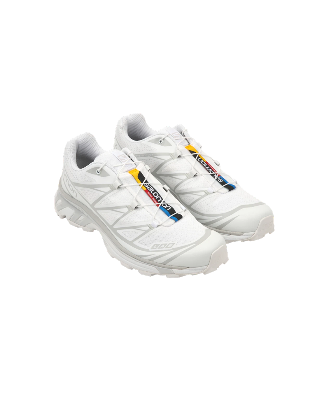 운전실력 하나로 기사작위를 받은 남자
속도와 스타일을 지배하는 해밀턴, 그가 선택한 신발 선택 3가지🏎️

품격 있는 드라이빙으로 ‘경’이라 불리우는 루이스 해밀턴. 범용성 높은 스니커즈를 선보이며, 스트릿 입문자에게 자비를 배풀어준 그의 아이템을 살펴보겠습니다.

1. 나이키 에어포스 1
단순한 스니커즈를 넘어 스트릿 문화의 아이콘이 된 에어포스 1. 해밀턴은 블랙 그래픽 티셔츠와 워싱 데님 쇼츠에 이를 더하며, 베이식한 조합 속에서도 절제된 실루엣과 미니멀한 무드가 돋보이는 스타일을 선보였습니다.

2. 팀버랜드 6인치 프리미엄 부츠
크림 톤의 티셔츠와 팀버랜드의 컬러를 부드럽게 매치한 해밀턴. 스웨이드 질감과 두툼한 아웃솔이 돋보이는 팀버랜드 특유의 존재감을 통해 한층 더 깊이 있는 스트릿 감각을 드러냈습니다.

3. 살로몬 XT-6
강렬한 타이다이 쇼츠와 살로몬 XT-6를 더해, 활동성과 스타일을 모두 챙겼습니다. 살로몬의 아웃도어 무드의 디자인과 쇼츠의 패턴이 조화를 이루며, 자연스러운 분위기 속 개성있는 스타일링 포인트를 만들었습니다. 이미지