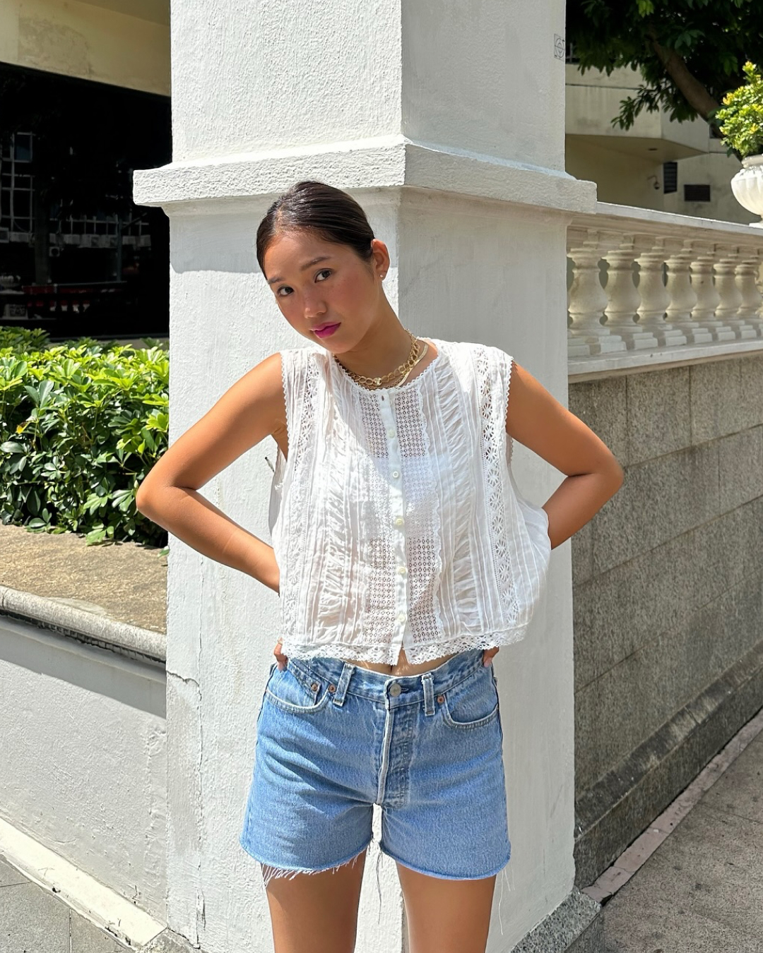 꾸안꾸 블라우스룩 미미 따라할래🌟
데이트룩부터 출근룩까지 화이트 블라우스 코디 방법 3가지💡🤍

소녀 감성부터 오피스룩까지, 미미만의 블라우스 스타일링이에요.

1. 리바이스 숏팬츠 & 슬리브리스 블라우스
러블리한 핀턱 디테일이 가미된 슬리브리스 블라우스를 리바이스의 데님 숏팬츠와 매치했습니다. 여기에 화이트 삭스와 블랙 샌들을 더해 캐주얼하면서도 빈티지 감성을 살렸습니다. 데일리룩 또는 여행지에서 활용도 높은 코디입니다.

2. 린넨 버뮤다 팬츠 & 프릴 블라우스
귀여운 프릴 디테일의 민소매 블라우스를 핀턱이 들어간 화이트 린넨 버뮤다 팬츠와 매치하고, 화이트 삭스와 메리제인 슈즈를 매치해 프렌치 감성까지 더했습니다. 화이트 톤온톤 스타일이지만, 질감과 길이의 차이를 활용해 입체적인 룩을 완성했습니다.

3. 플럼프 디테일 블라우스 & 와이드 슬랙스
플펌프 실루엣의 화이트 블라우스를 네이비 와이드 슬랙스와 매치해 안정감 있는 무드를 완성했습니다. 플럼프 실루엣은 체형을 보완해주며, 베이직한 단화와의 조합은 포멀과 캐주얼의 중간 지점을 잡았습니다. 여름철 사무실 출근룩으로도 완벽합니다. 이미지