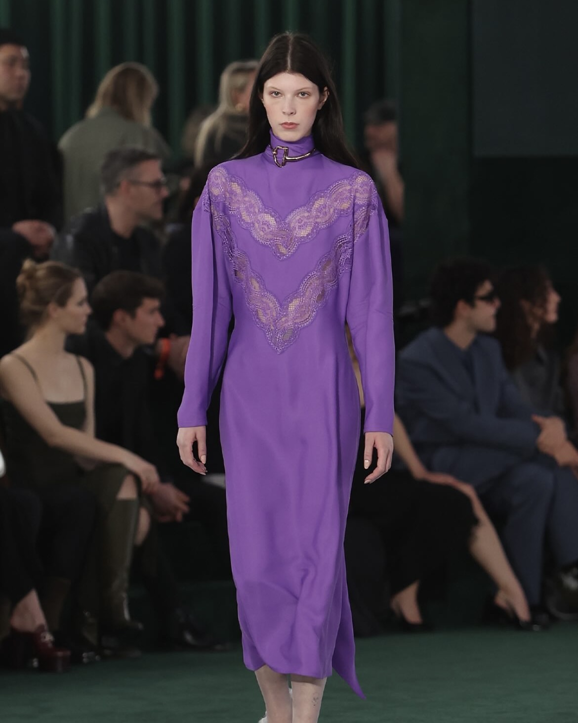 실루엣의 미학, 그리고 쌓기의 기술
실루엣·레이어드 올가을 필수 패션 공식📋✨제대로 느껴보세요

25FW에서 주목해야 할 실루엣을 소개합니다.

이번 2025 가을·겨울 시즌, 패션의 중심에는 '실루엣'이 빠질 수 없습니다. 허리를 강조하는 벨티드 실루엣과 바디 라인을 완벽하게 드러내는 슬림한 원피스, 그리고 특유의 오버핏과 파워 숄더가 주목받고 있습니다.

그중 핵심 관점은 '레이어드'입니다. 이번 시즌 다양한 런웨이에서 가죽, 실크, 울, 포플린 등 상반된 소재를 쌓아 올린 독창적인 레이어드룩이 돋보였죠. 하나의 룩 안에 다채로운 촉감과 실루엣을 녹여내며, 시각적인 풍성함과 개성을 표현할 수 있습니다.

결국 2025년 F/W 시즌은 '입는 방식의 변화'에 주목합니다. 입는 사람이 적극적으로 룩을 연출하고, 나만의 취향을 실루엣과 레이어드로 표현해 내는 시기입니다. 올가을, 레이어드의 기술이 당신의 스타일을 한층 더 세련되게 완성해 줄 것입니다. 이미지8