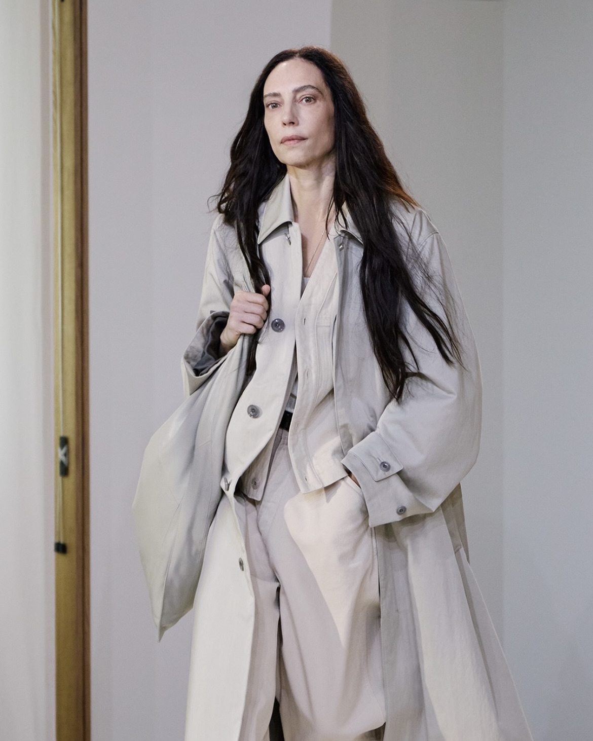 실루엣의 미학, 그리고 쌓기의 기술
실루엣·레이어드 올가을 필수 패션 공식📋✨제대로 느껴보세요

25FW에서 주목해야 할 실루엣을 소개합니다.

이번 2025 가을·겨울 시즌, 패션의 중심에는 '실루엣'이 빠질 수 없습니다. 허리를 강조하는 벨티드 실루엣과 바디 라인을 완벽하게 드러내는 슬림한 원피스, 그리고 특유의 오버핏과 파워 숄더가 주목받고 있습니다.

그중 핵심 관점은 '레이어드'입니다. 이번 시즌 다양한 런웨이에서 가죽, 실크, 울, 포플린 등 상반된 소재를 쌓아 올린 독창적인 레이어드룩이 돋보였죠. 하나의 룩 안에 다채로운 촉감과 실루엣을 녹여내며, 시각적인 풍성함과 개성을 표현할 수 있습니다.

결국 2025년 F/W 시즌은 '입는 방식의 변화'에 주목합니다. 입는 사람이 적극적으로 룩을 연출하고, 나만의 취향을 실루엣과 레이어드로 표현해 내는 시기입니다. 올가을, 레이어드의 기술이 당신의 스타일을 한층 더 세련되게 완성해 줄 것입니다. 이미지7