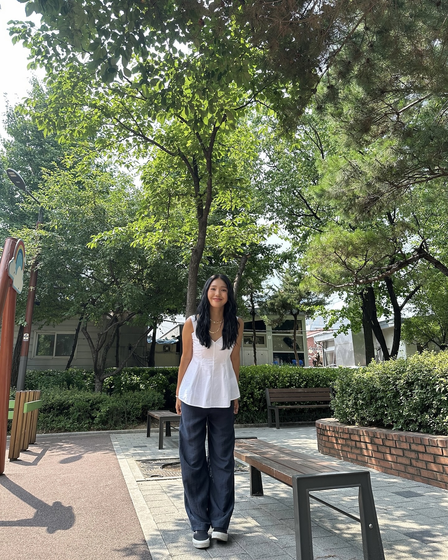 꾸안꾸 블라우스룩 미미 따라할래🌟
데이트룩부터 출근룩까지 화이트 블라우스 코디 방법 3가지💡🤍

소녀 감성부터 오피스룩까지, 미미만의 블라우스 스타일링이에요.

1. 리바이스 숏팬츠 & 슬리브리스 블라우스
러블리한 핀턱 디테일이 가미된 슬리브리스 블라우스를 리바이스의 데님 숏팬츠와 매치했습니다. 여기에 화이트 삭스와 블랙 샌들을 더해 캐주얼하면서도 빈티지 감성을 살렸습니다. 데일리룩 또는 여행지에서 활용도 높은 코디입니다.

2. 린넨 버뮤다 팬츠 & 프릴 블라우스
귀여운 프릴 디테일의 민소매 블라우스를 핀턱이 들어간 화이트 린넨 버뮤다 팬츠와 매치하고, 화이트 삭스와 메리제인 슈즈를 매치해 프렌치 감성까지 더했습니다. 화이트 톤온톤 스타일이지만, 질감과 길이의 차이를 활용해 입체적인 룩을 완성했습니다.

3. 플럼프 디테일 블라우스 & 와이드 슬랙스
플펌프 실루엣의 화이트 블라우스를 네이비 와이드 슬랙스와 매치해 안정감 있는 무드를 완성했습니다. 플럼프 실루엣은 체형을 보완해주며, 베이직한 단화와의 조합은 포멀과 캐주얼의 중간 지점을 잡았습니다. 여름철 사무실 출근룩으로도 완벽합니다. 이미지9