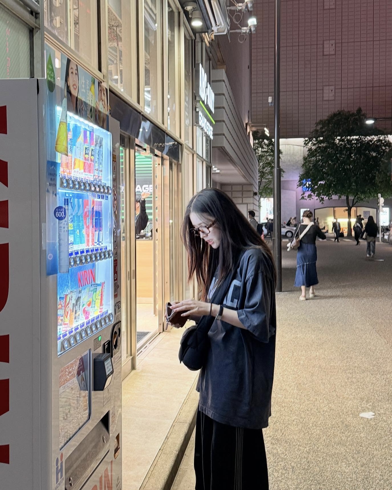 느좋 오버핏 그래픽이 와르르🫠
티셔츠 장수가 알려주는 오버핏 티셔츠 활용법 알고가자🏹💡 이미지6