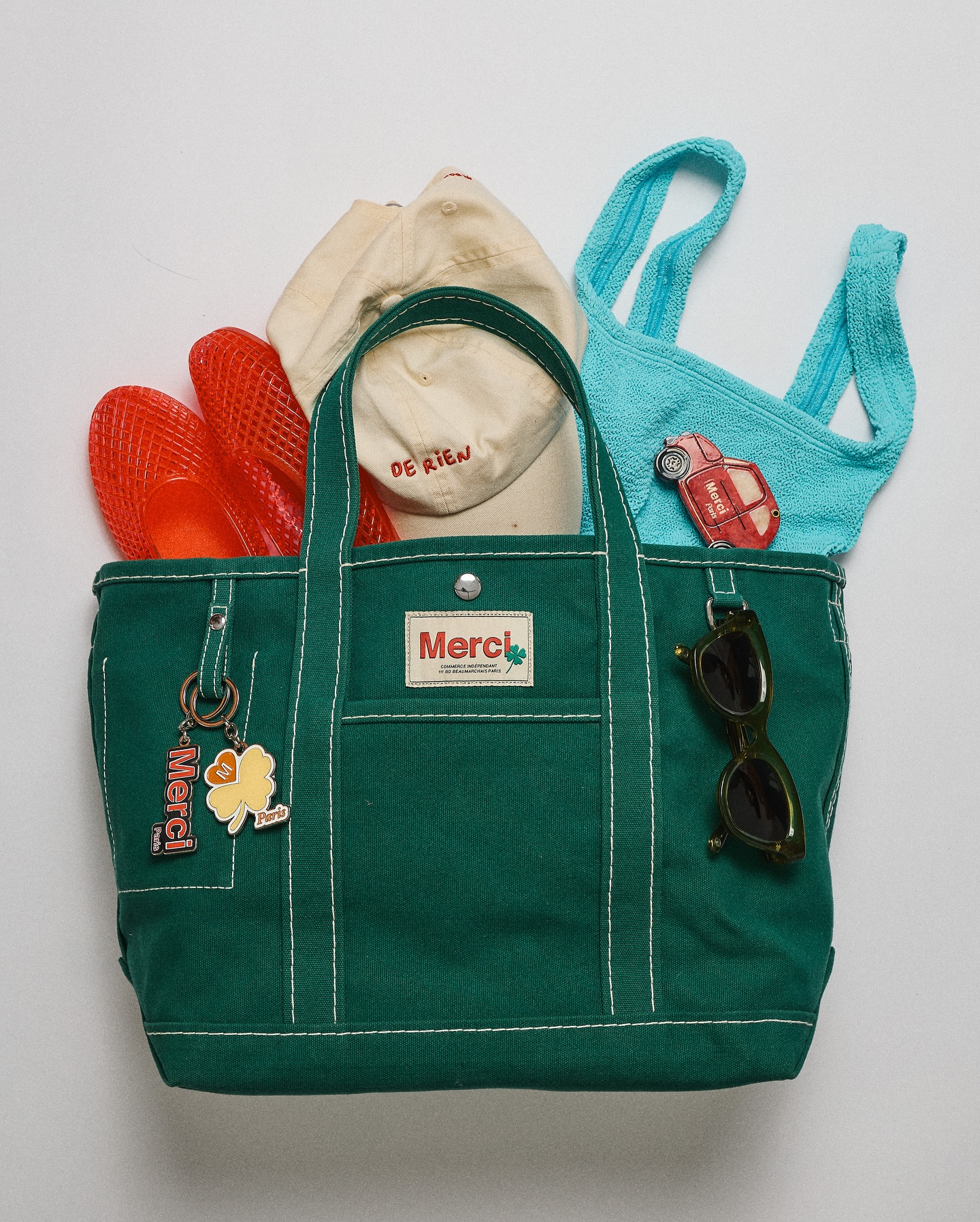 요즘 프렌치백?!🇫🇷메르시 토트백
메르시 에코백 말고, 다른 실용성과 파리지엔 무드🤍💚준비해

국내에서 에코백으로 유명한 메르시, 토트백이 요즘 핫합니다.

메르시 ‘캔버스 캔디드 쇼핑백’은 파리지엔들의 일상 속에 자연스럽게 스며듭니다. 마레 감성을 닮은 직사각 라인과 캔버스 소재가 오래도록 사랑받을 클래식한 디자인으로 완성되었습니다.

세 가지 사이즈와 폭넓은 컬러 팔레트로 취향을 담을 수 있습니다. 뉴트럴 톤부터 포인트 컬러까지, 후크와 링 디테일은 나만의 참 장식을 더해 개성 있는 스타일링이 가능합니다.

최근들어 더욱 이 가방은 토트를 넘어 라이프스타일 오브제로 자리매김 중 입니다. 파리 현지뿐 아니라 전 세계 패션 피플이 선택한 이유, 바로 ‘메르시 감성’입니다. 이미지10