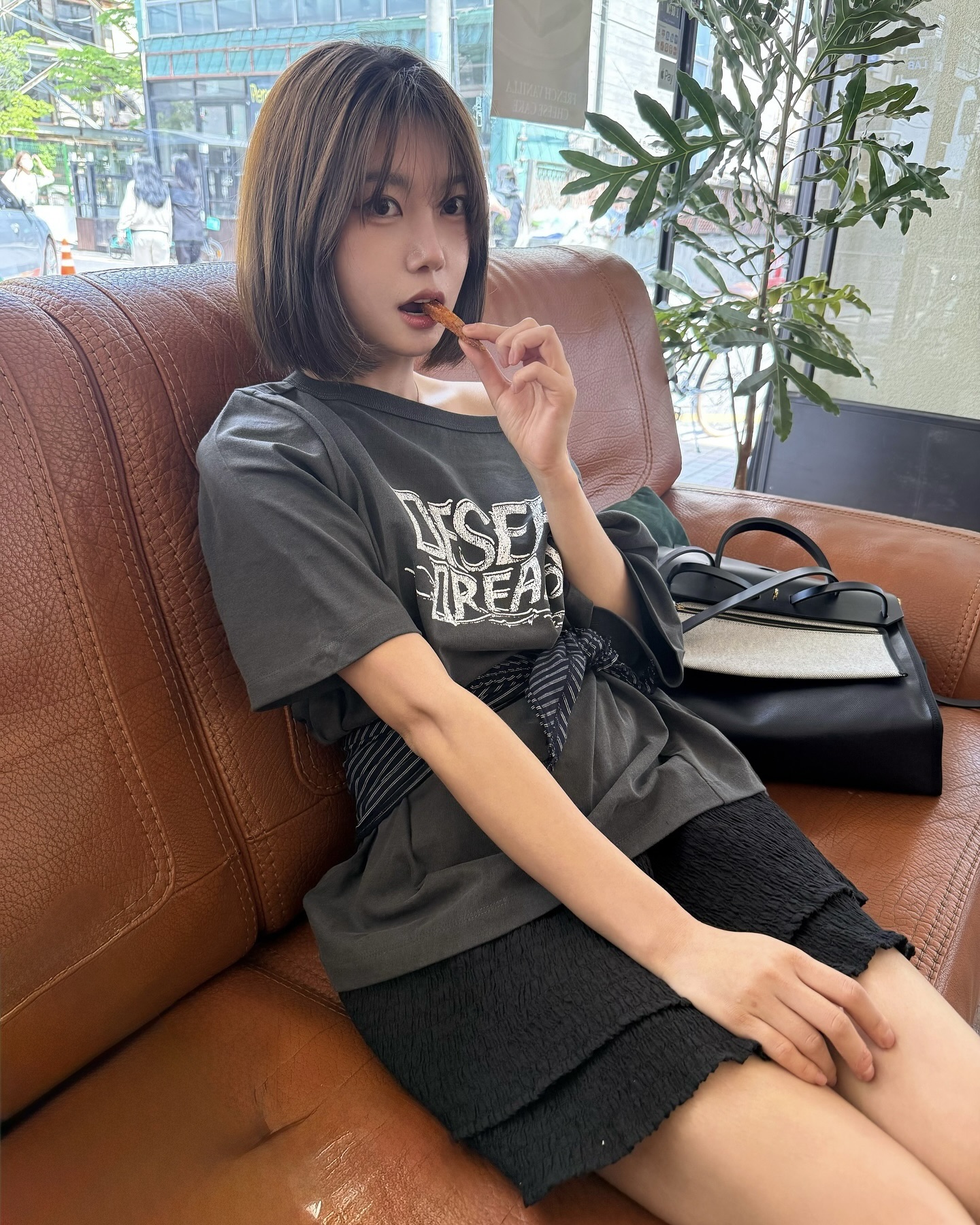 느좋 오버핏 그래픽이 와르르🫠
티셔츠 장수가 알려주는 오버핏 티셔츠 활용법 알고가자🏹💡 이미지
